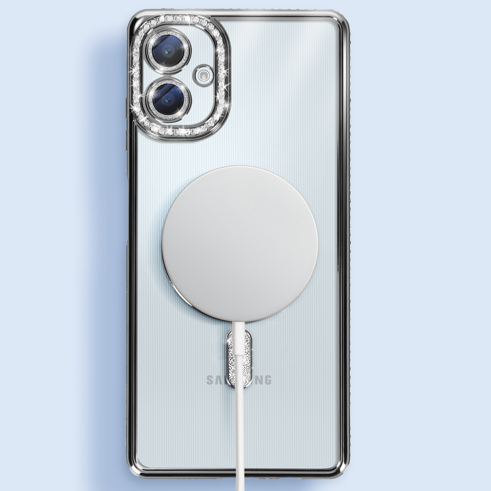 Custodia per telefono trasparente con un cerchio argentato. Il telefono è bianco. Un cavo di ricarica è collegato.
