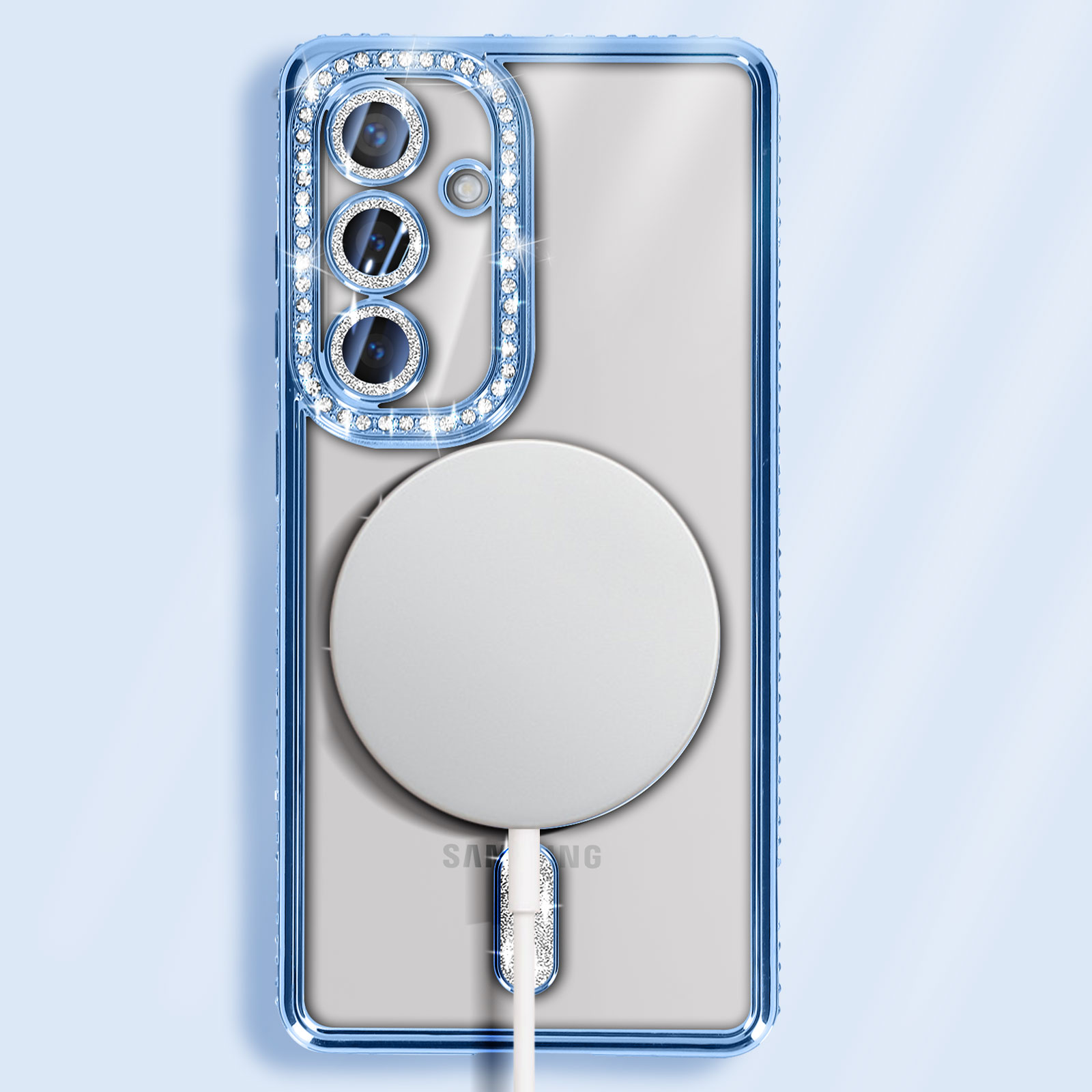 Un telefono in una custodia blu con strass attorno alla fotocamera e un caricatore bianco.