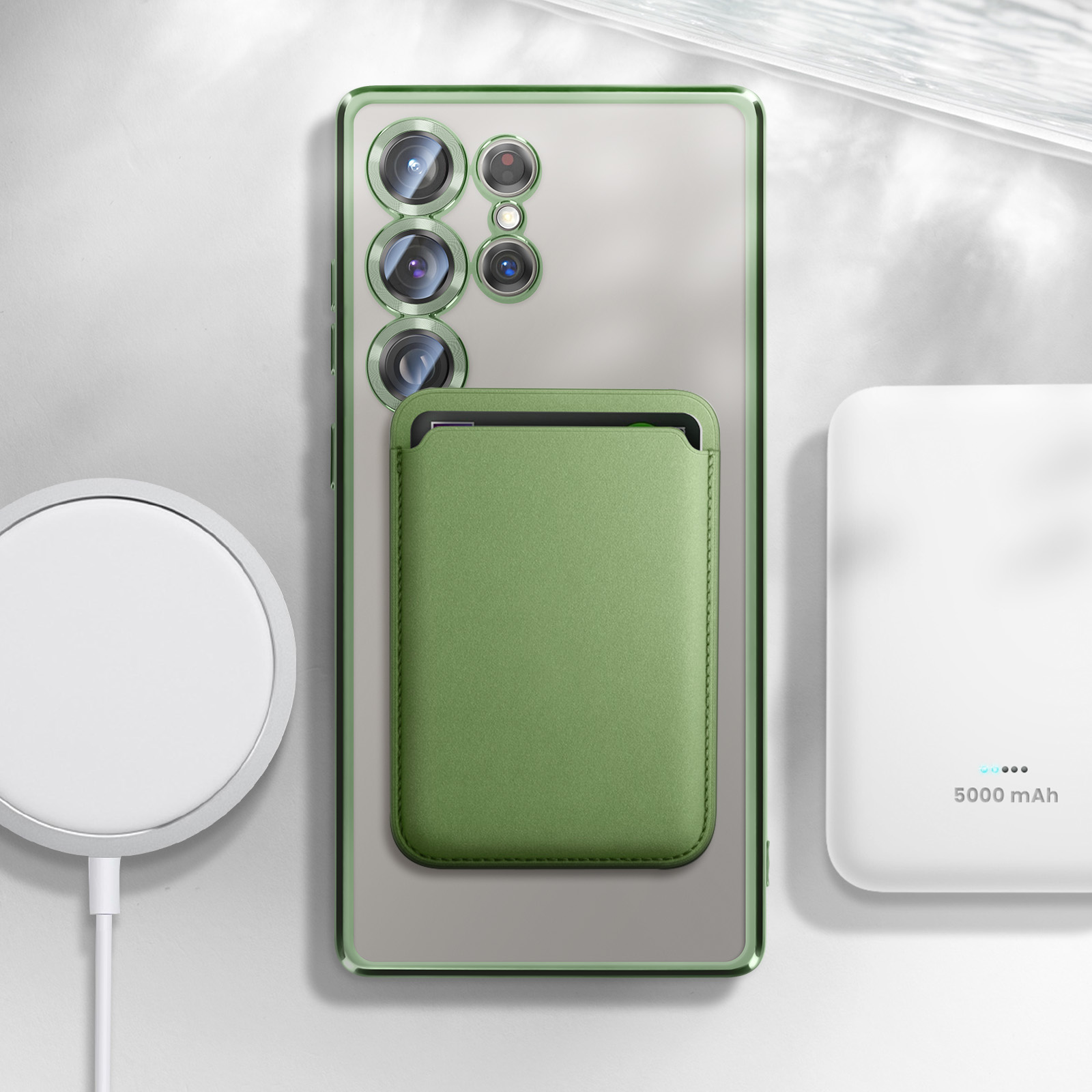 Custodia verde con porta carte su un telefono Samsung. Un caricatore bianco e un power bank sono sullo sfondo.