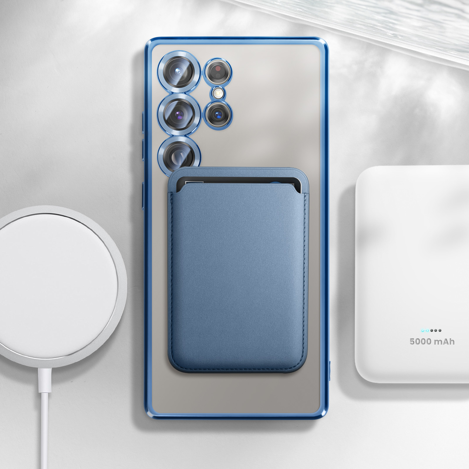 Eine Handyhülle mit blauem Rahmen, Kartenhalter, kabellosem Ladegerät und Powerbank.