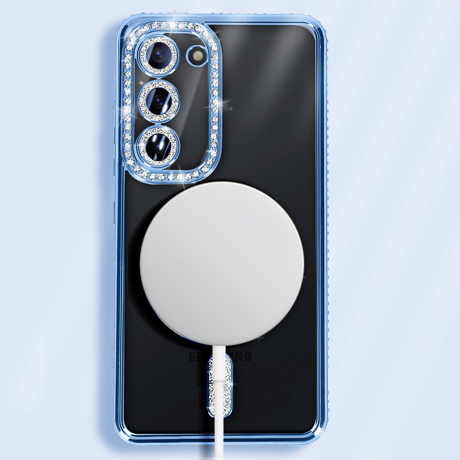 Una custodia per telefono con cornice blu, strass, un caricatore bianco e un caricatore magsafe.