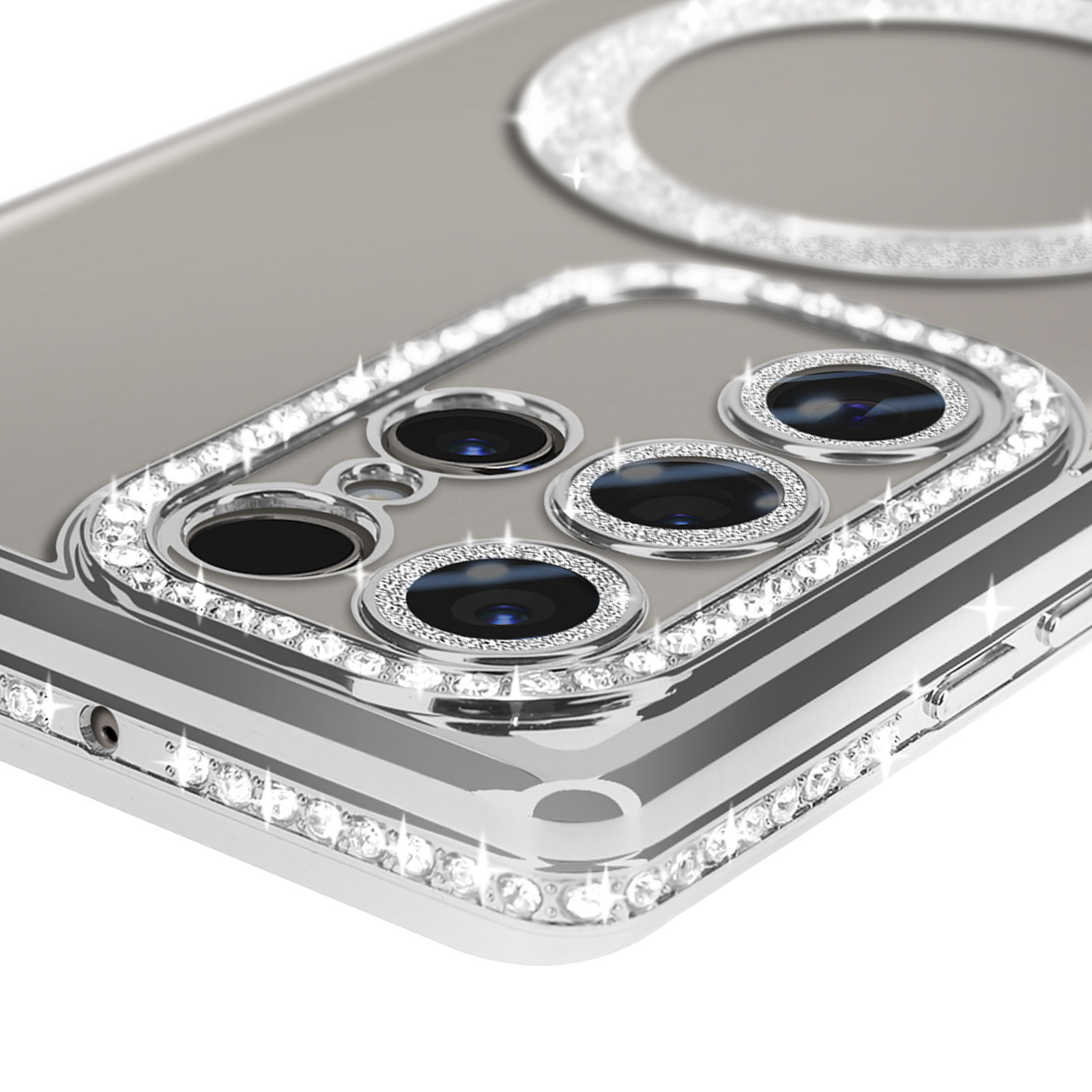 Primo piano di una custodia per telefono con cornice argentata, strass e dettagli della fotocamera.