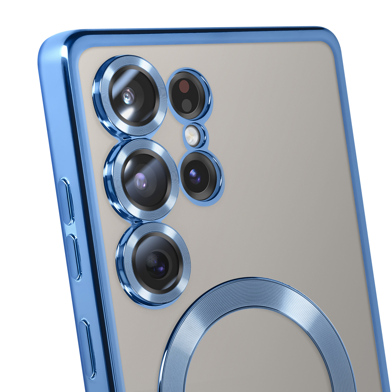 Eine Handyhülle mit blauem Rahmen und Kameradetails, ein Telefon und ein Magsafe-Ladegerät.