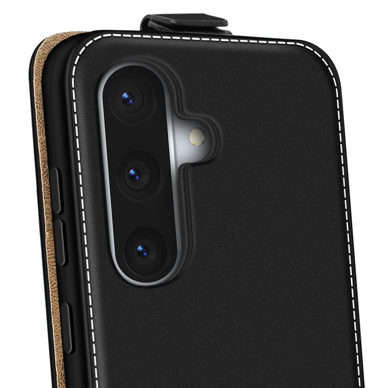 Primo piano sulle lenti della fotocamera di un telefono all'interno di una custodia nera, cuciture bianche visibili.