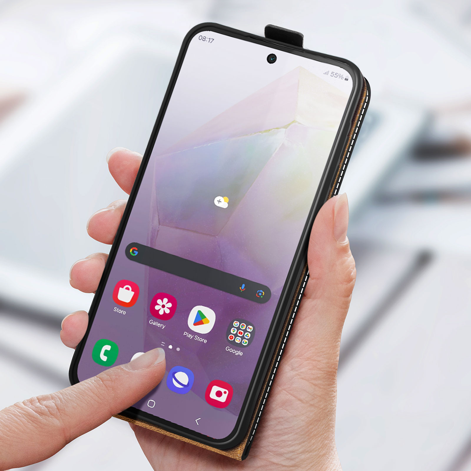 Persona che tiene in mano un telefono con uno schermo che mostra una schermata iniziale con icone di app.