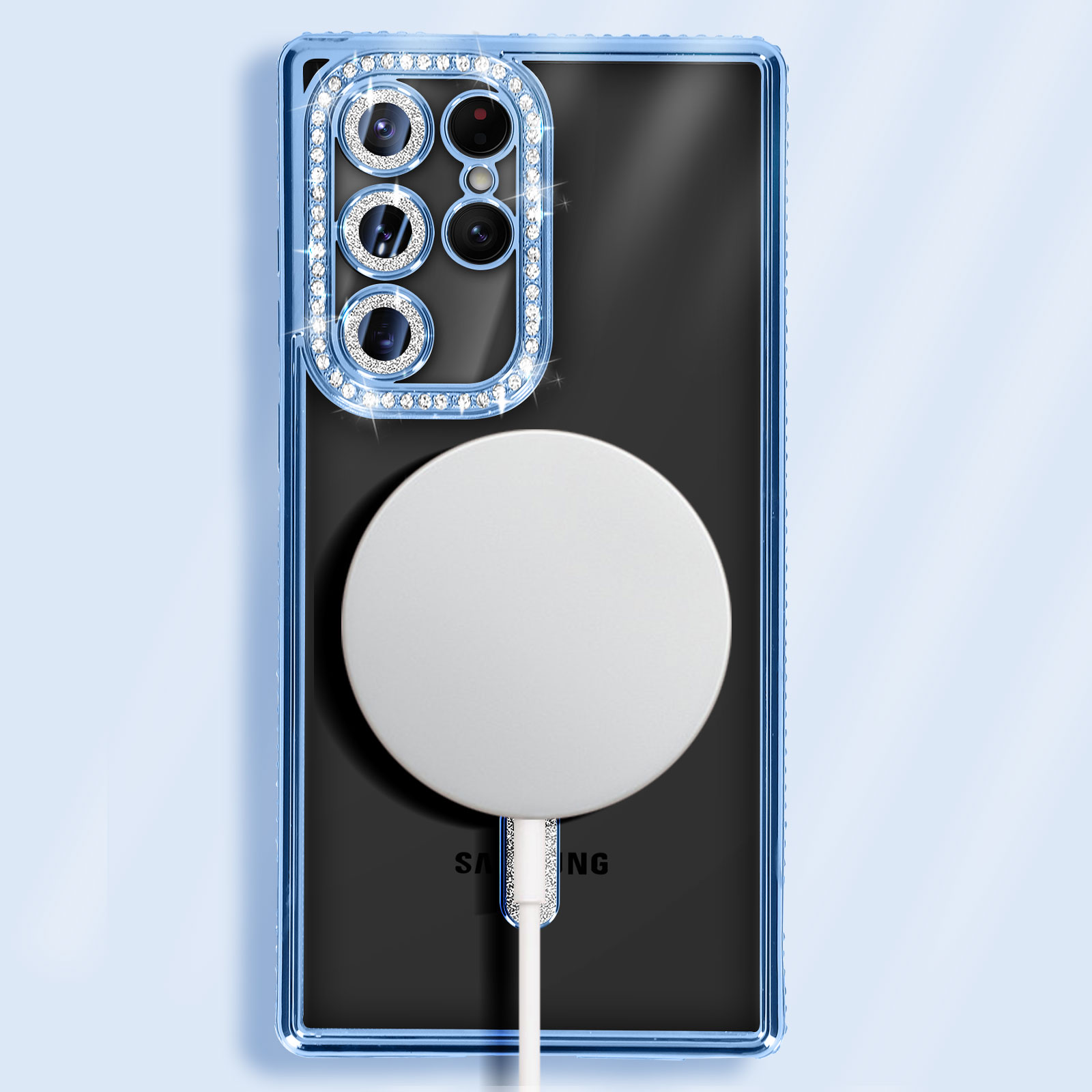 Vista posteriore di una custodia per telefono con un caricatore collegato. Strass blu attorno alla fotocamera.
