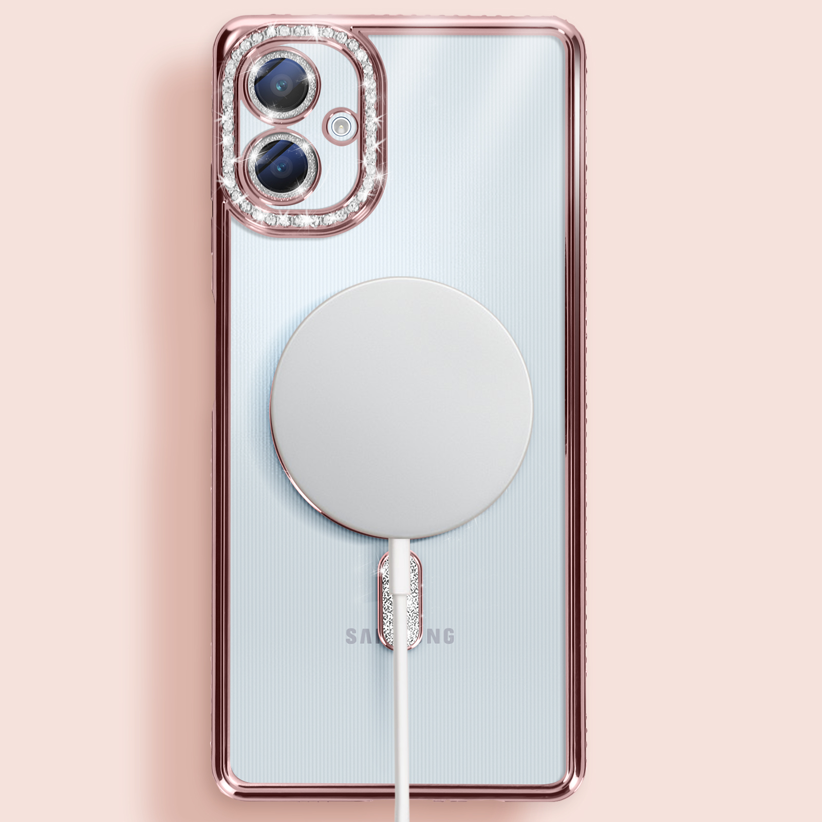 Custodia per telefono con bordi oro rosa e retro trasparente con un magnete a cerchio bianco. Il telefono è in carica.