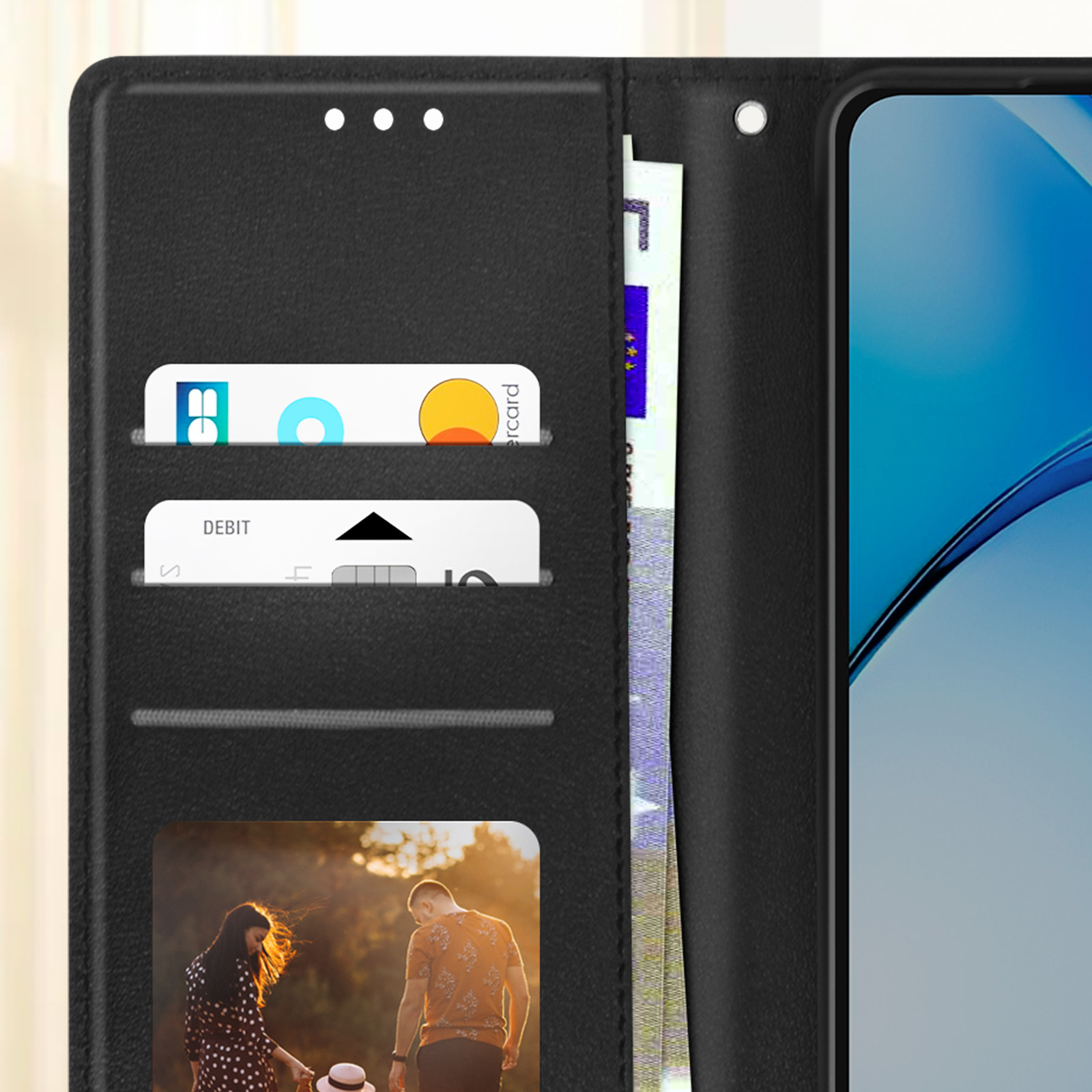 Custodia per telefono aperta con carte e denaro all'interno. Carta di debito e foto di coppia visibili.