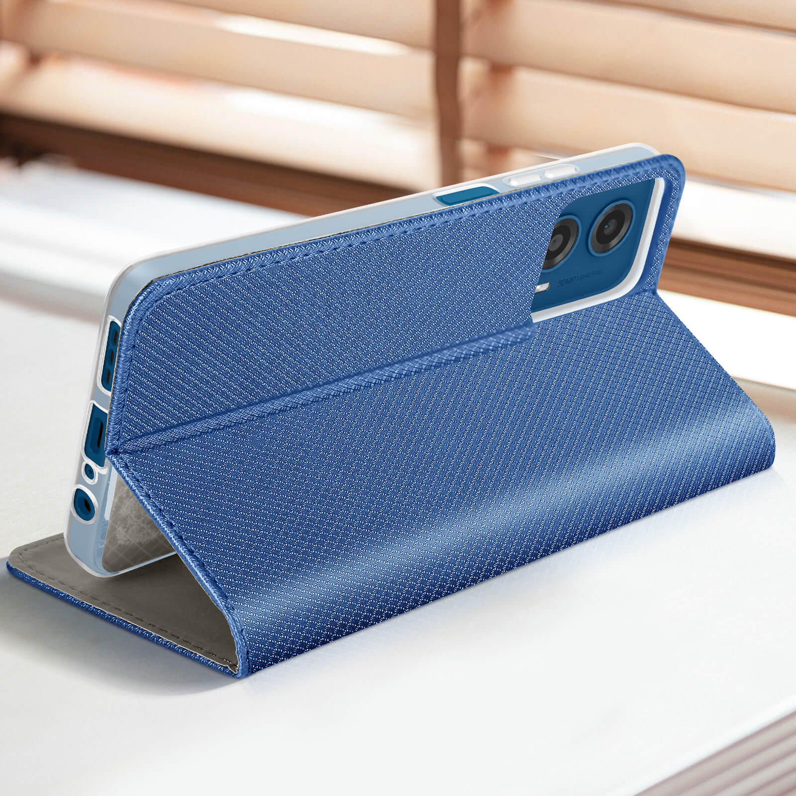 Custodia blu per telefono con telefono blu. La custodia è aperta. Mostra il telefono.