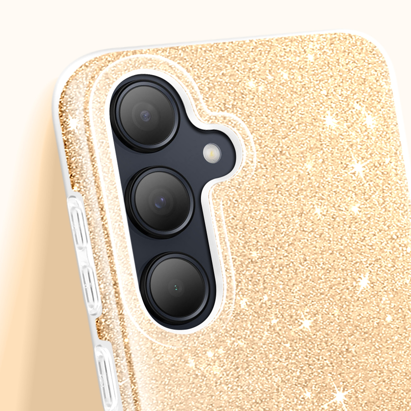 Primo piano di una custodia per telefono con glitter dorati e tre obiettivi.