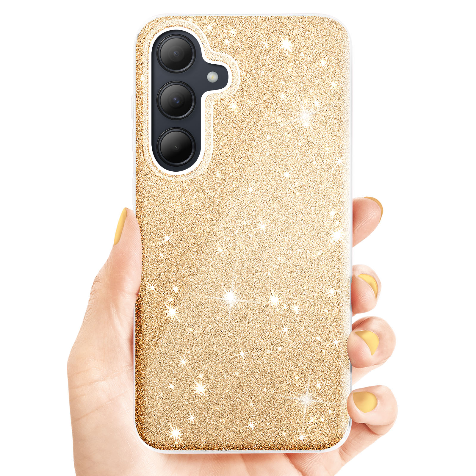 Una mano che tiene una custodia per telefono con glitter dorati e tre obiettivi. Unghie gialle.