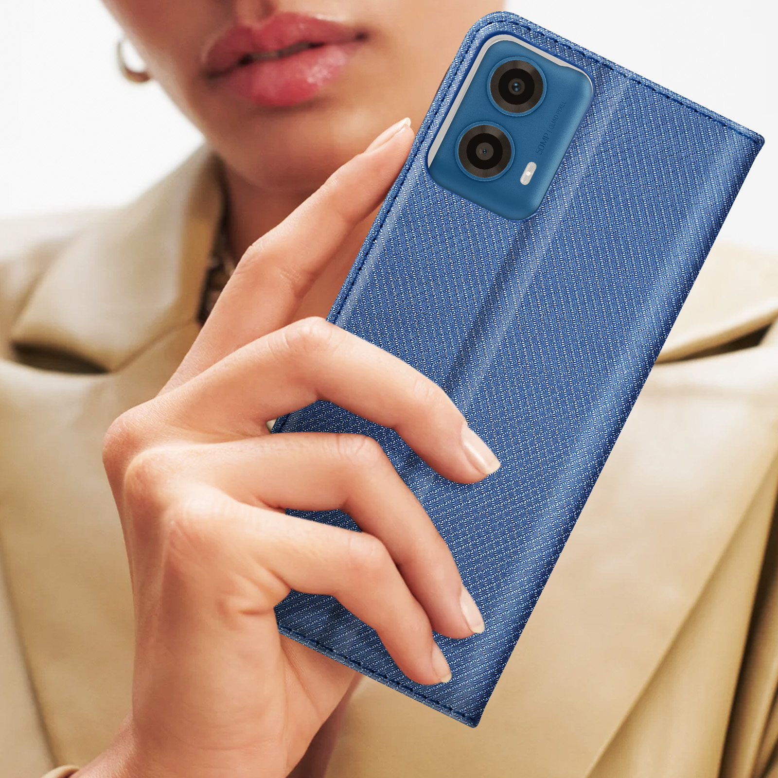 Persona che tiene in mano una custodia per telefono in denim blu. Il telefono è nella custodia.