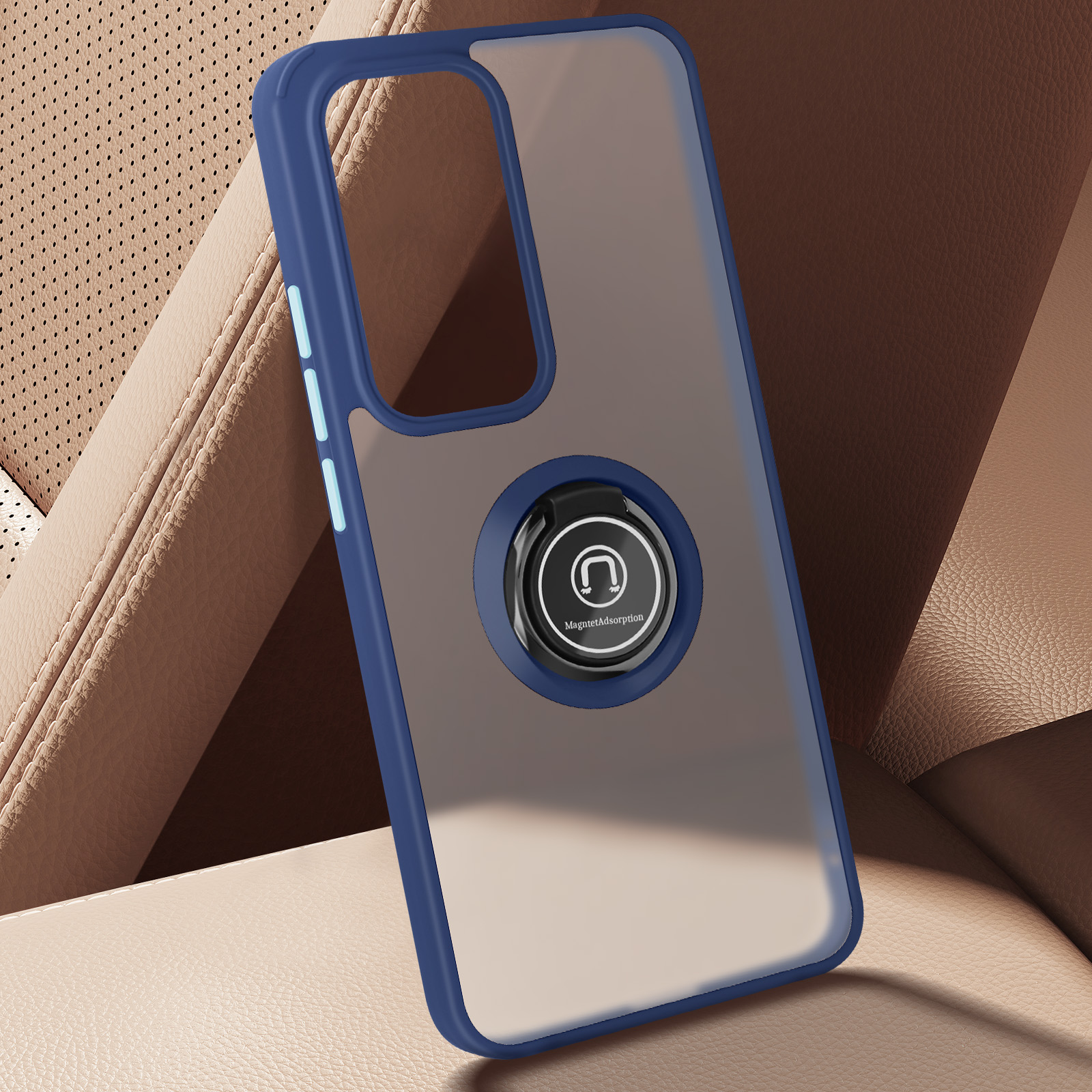 Blauwe telefoonhoes met ring. Telefoon erin. Transparante achterkant. Op een autostoel.