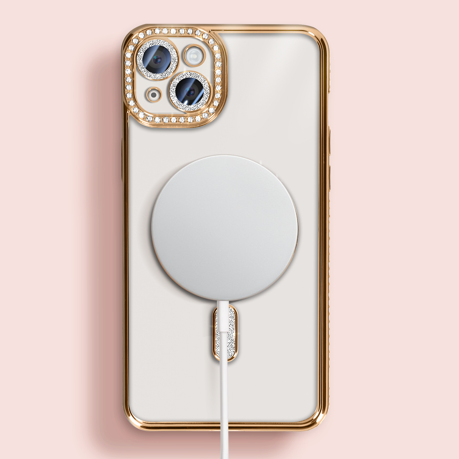 Un telefono in una custodia bianca con bordo dorato e un caricabatterie.