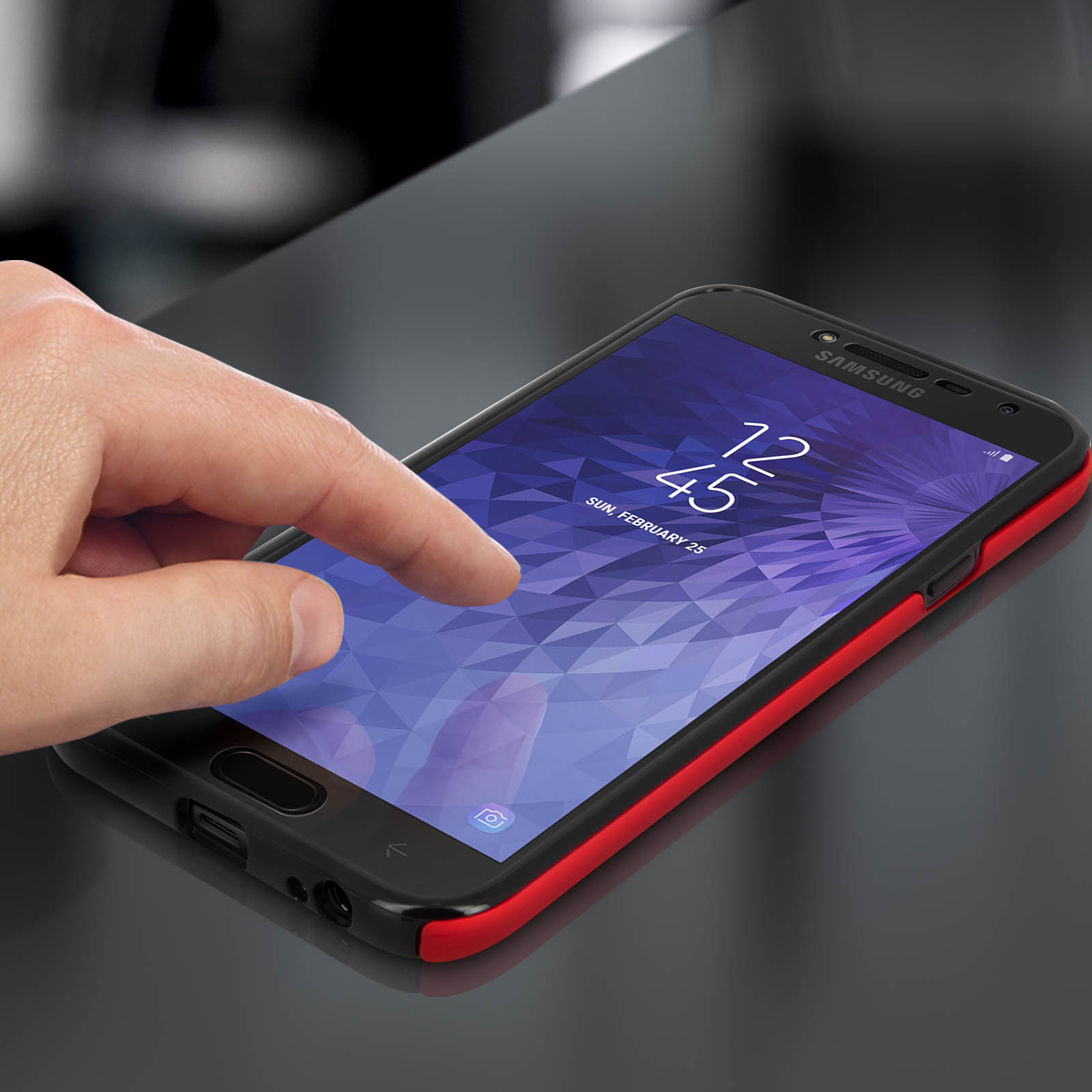 Eine Hand berührt einen Telefonbildschirm. Das Telefon hat eine rote Hülle.