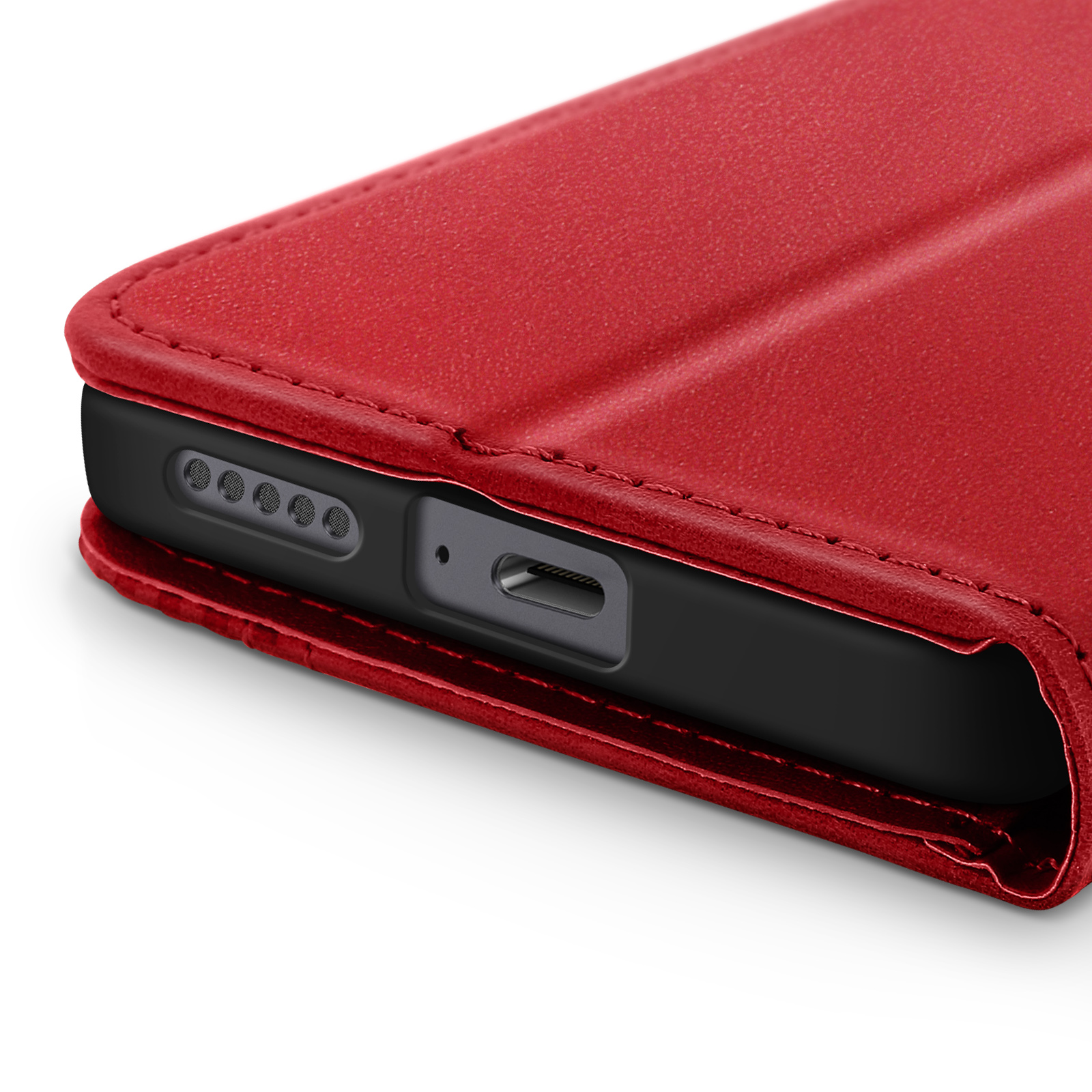 Un primo piano del bordo inferiore di una custodia rossa per telefono, che mostra la porta e gli altoparlanti.