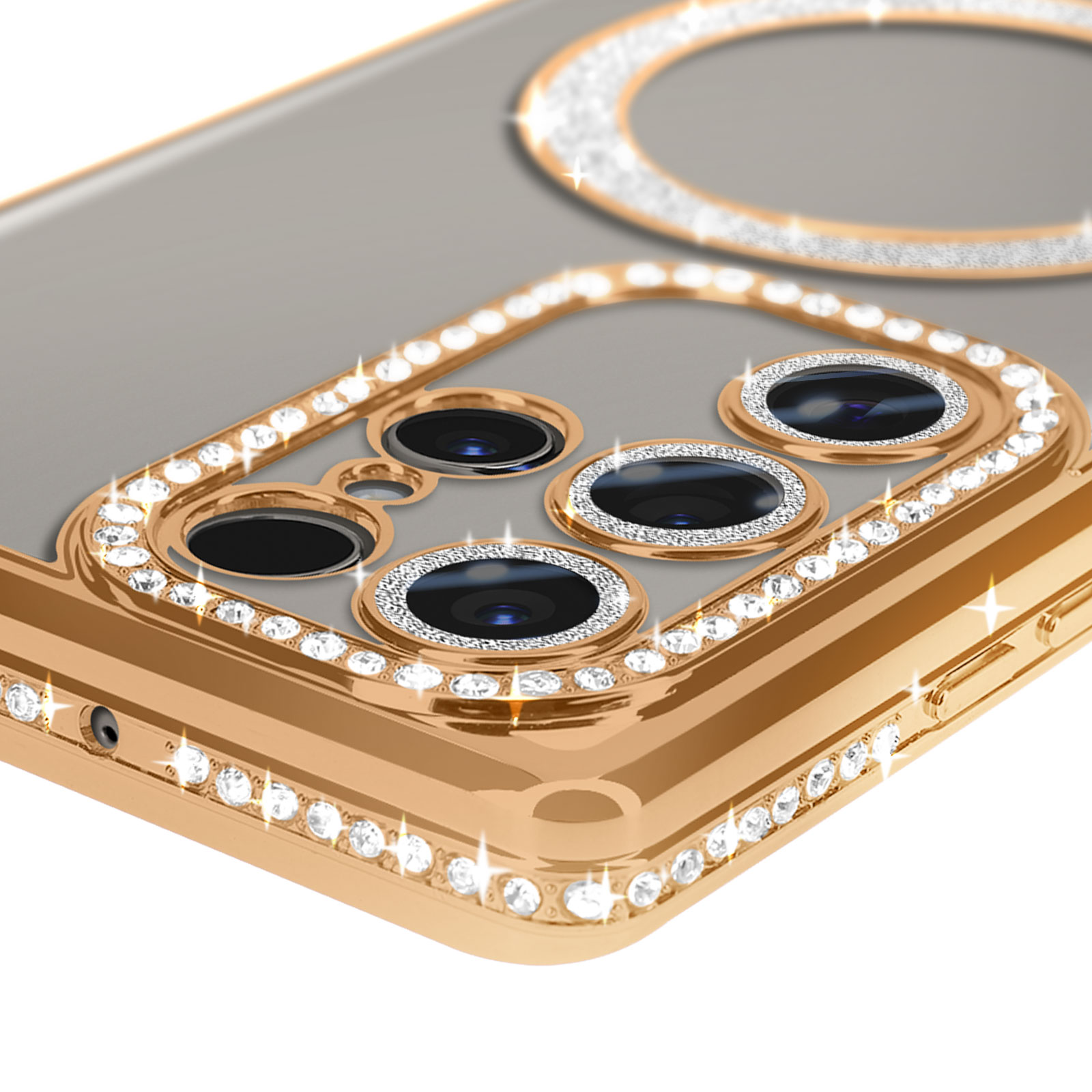 Primo piano di una custodia per telefono con strass. La custodia è oro e argento.