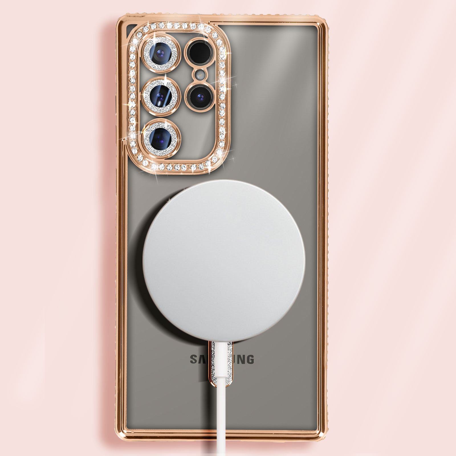 Una custodia per telefono con cornice dorata e retro trasparente. È collegato un caricabatterie circolare bianco.