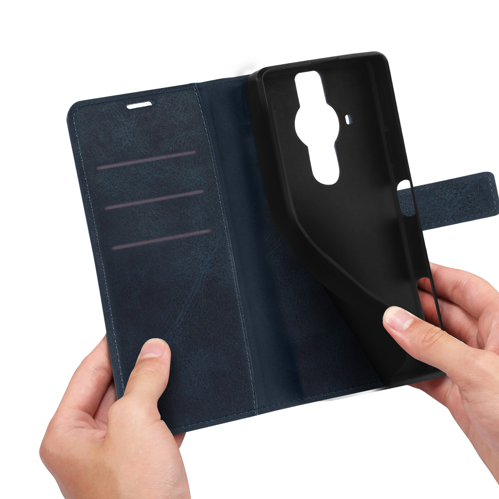 Mano che tiene una custodia in pelle blu, aperta, con un telefono dentro. Tre fessure per carte.