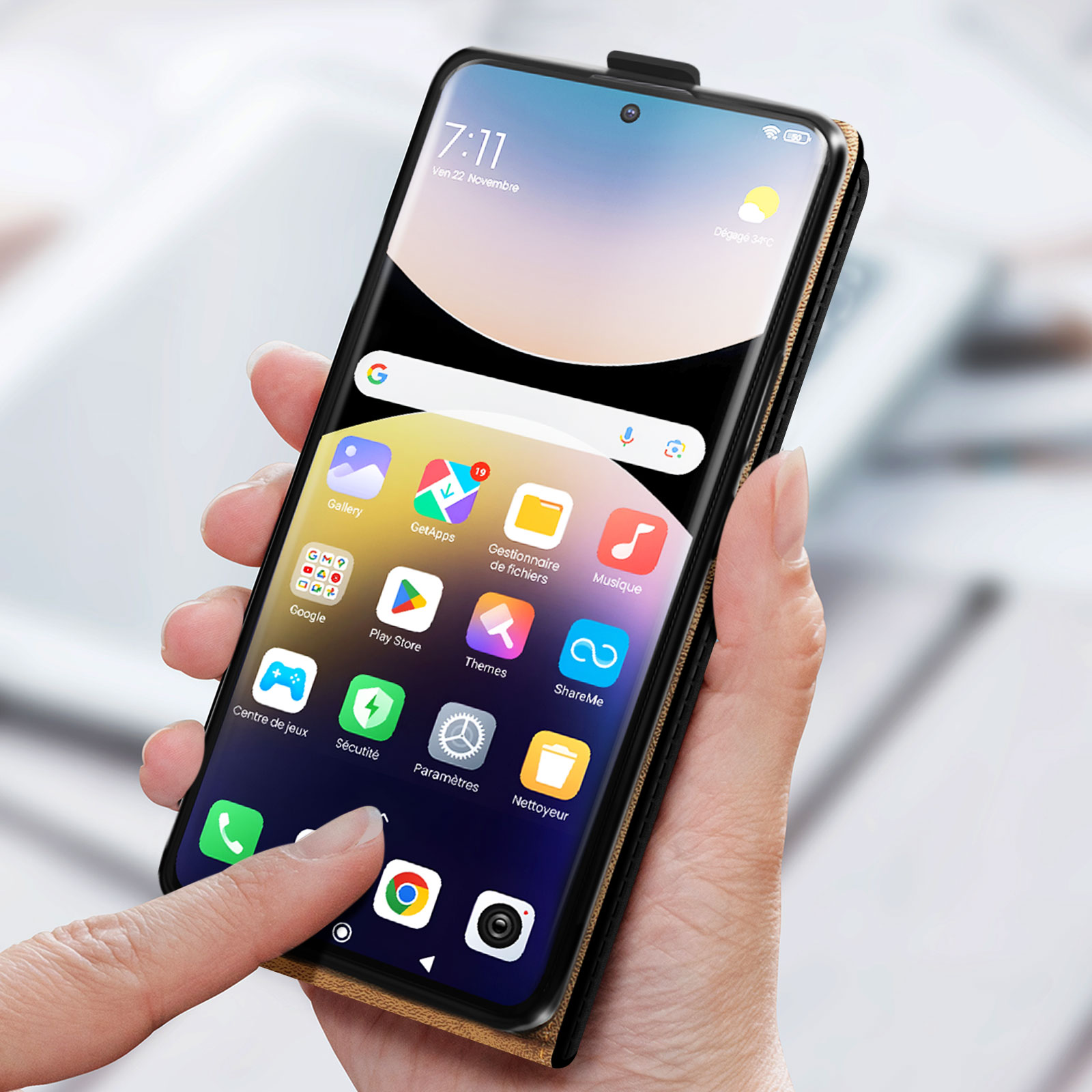 Telefono che mostra icone. Una mano tocca lo schermo. La custodia è marrone, con finitura in pelle.