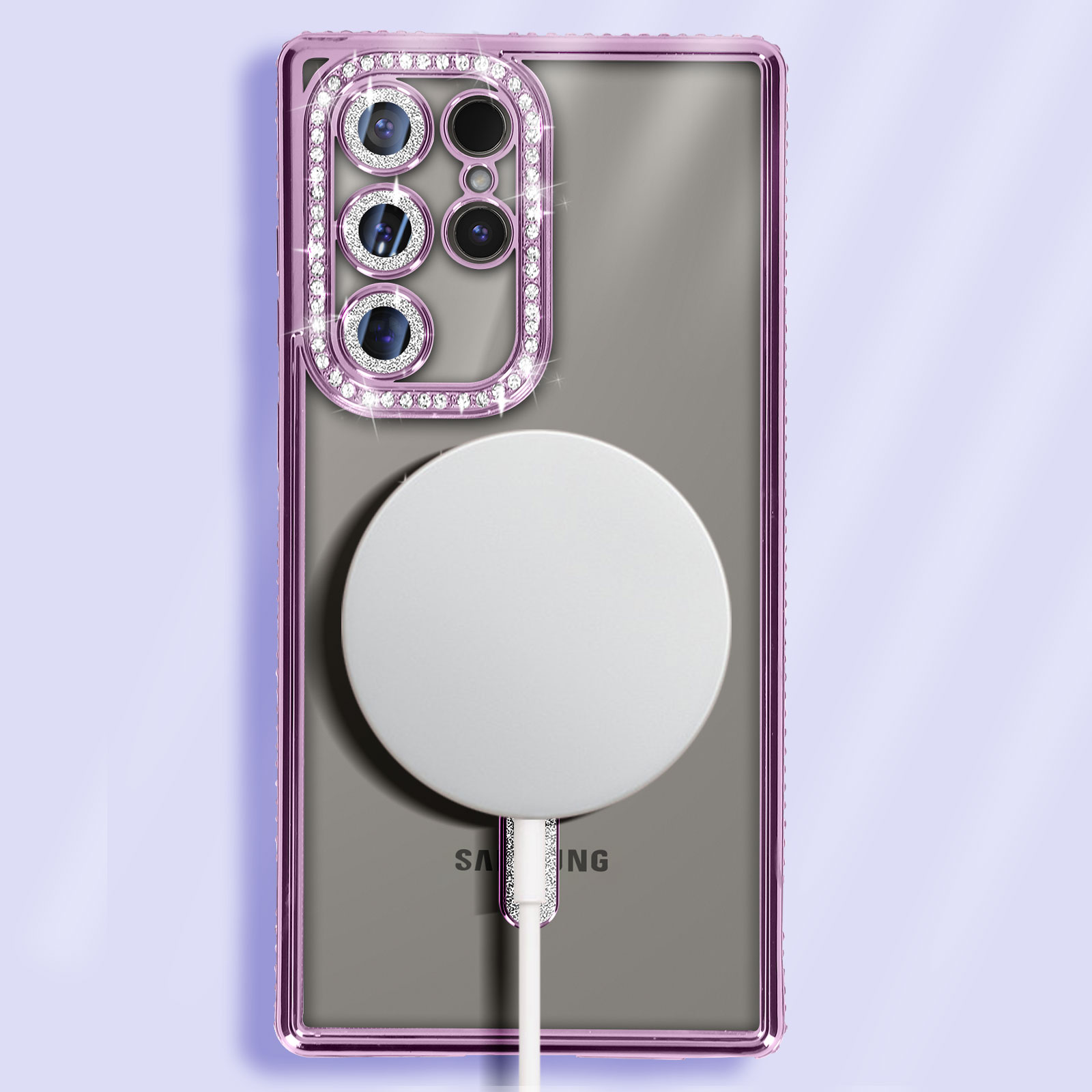 Custodia rosa per telefono con strass attorno alla fotocamera. Cavo di ricarica bianco. Sfondo viola.