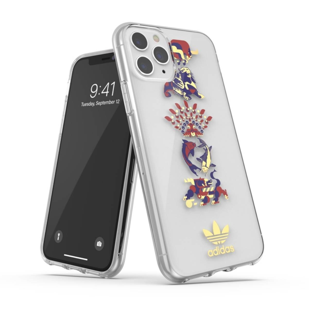 Custodia trasparente con logo Adidas e pesci koi stilizzati. Telefono a sinistra. Sfondo bianco.