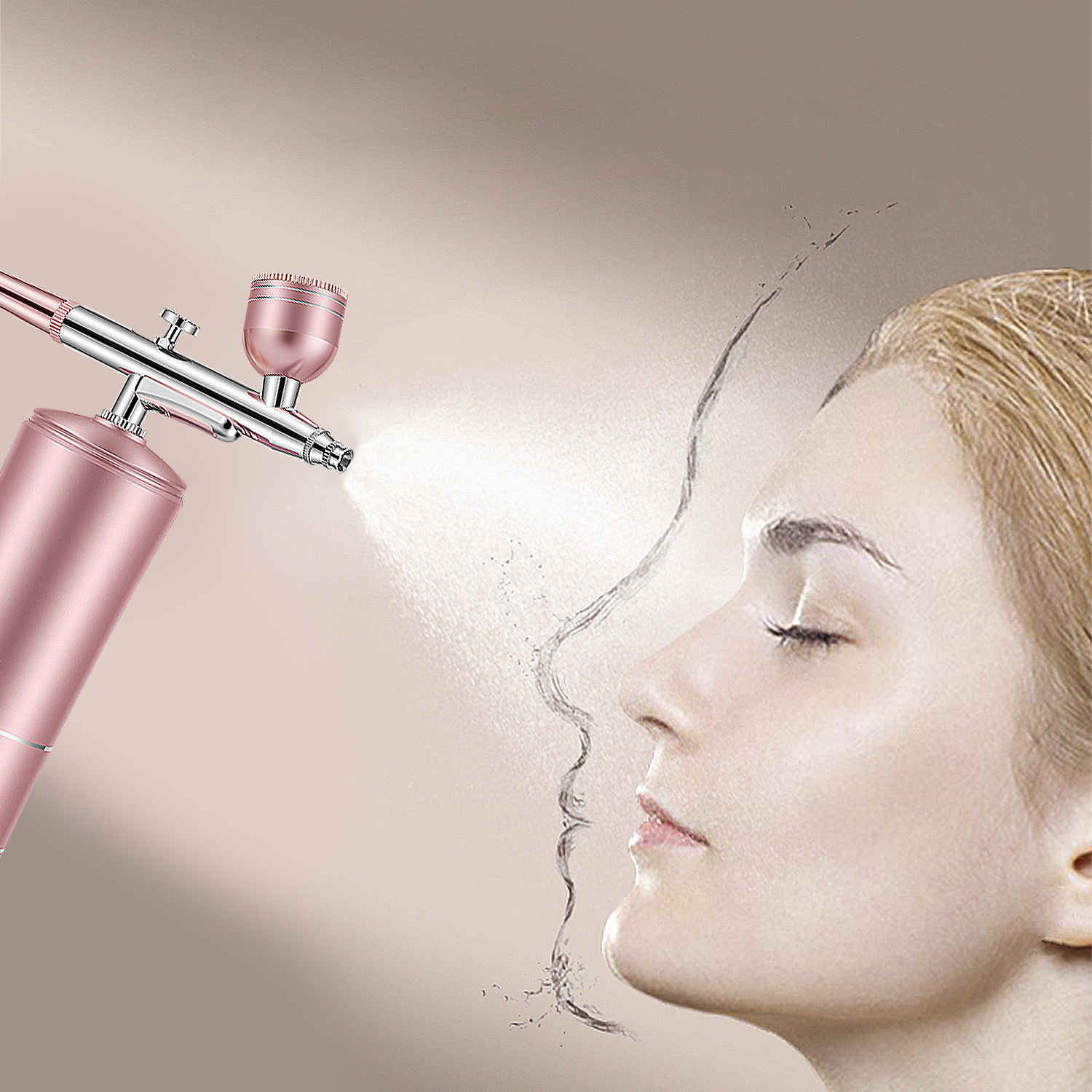 La cara de una mujer es rociada con un aerógrafo rosa. Sus ojos están cerrados. El fondo es de color marrón claro.