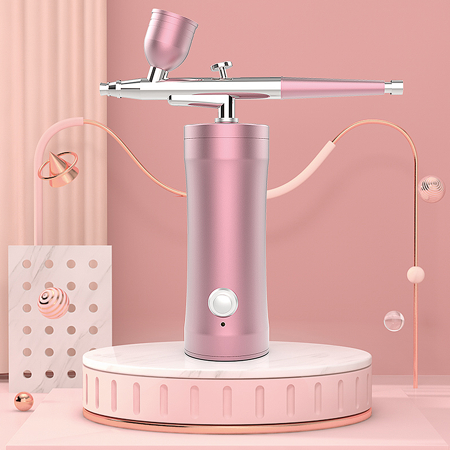 Aerógrafo rosa sobre un pedestal, con detalles dorados curvos y fondo rosa. Presentación minimalista y elegante.