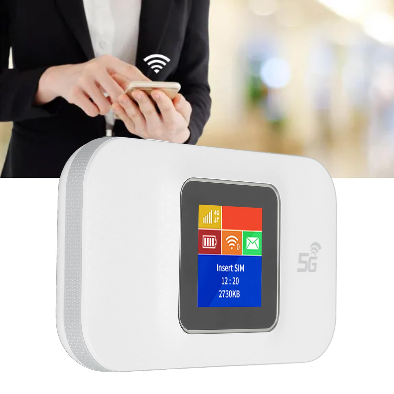 Weißer 5G-WLAN-Router mit Bildschirm, der Daten anzeigt. Person hält Telefon mit WLAN-Symbol darüber, unscharfer Hintergrund.