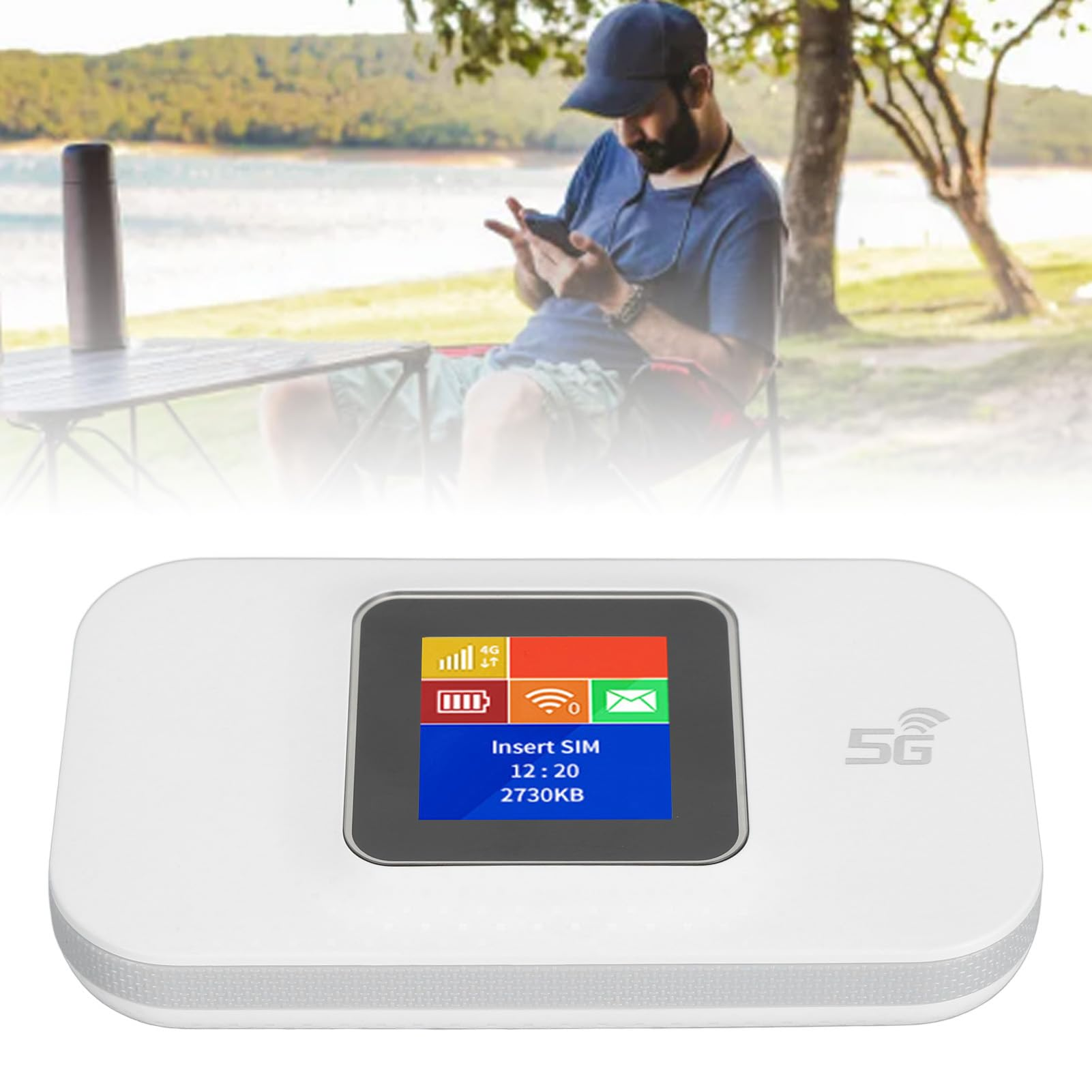 Weißer 5G-WLAN-Router mit Bildschirm, der Daten anzeigt. Ein Mann sitzt draußen in der Nähe eines Sees und benutzt sein Telefon.