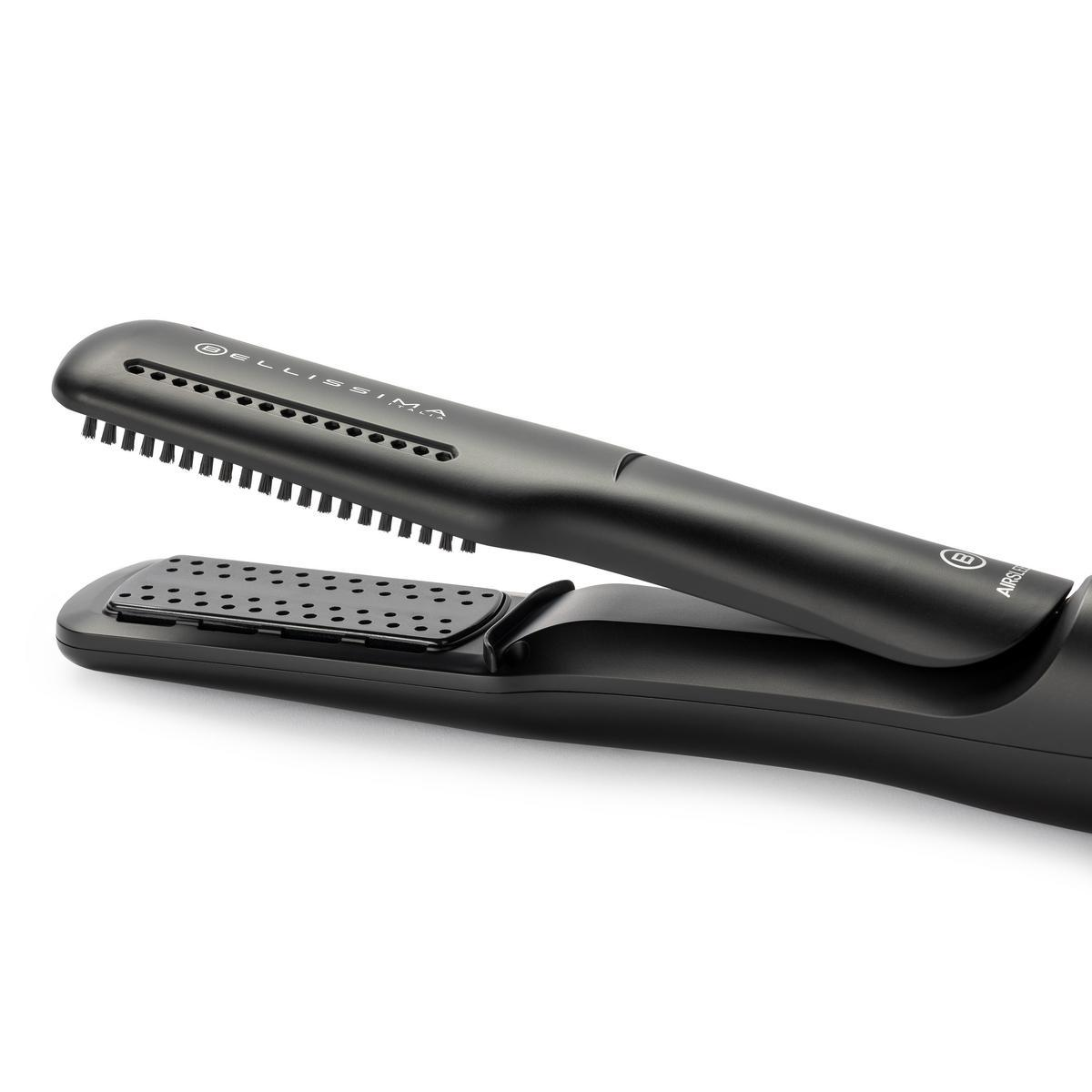 Czarna prostownica do włosów, otwarta, z widocznymi płytkami grzewczymi i nasadką w kształcie grzebienia na białym tle.