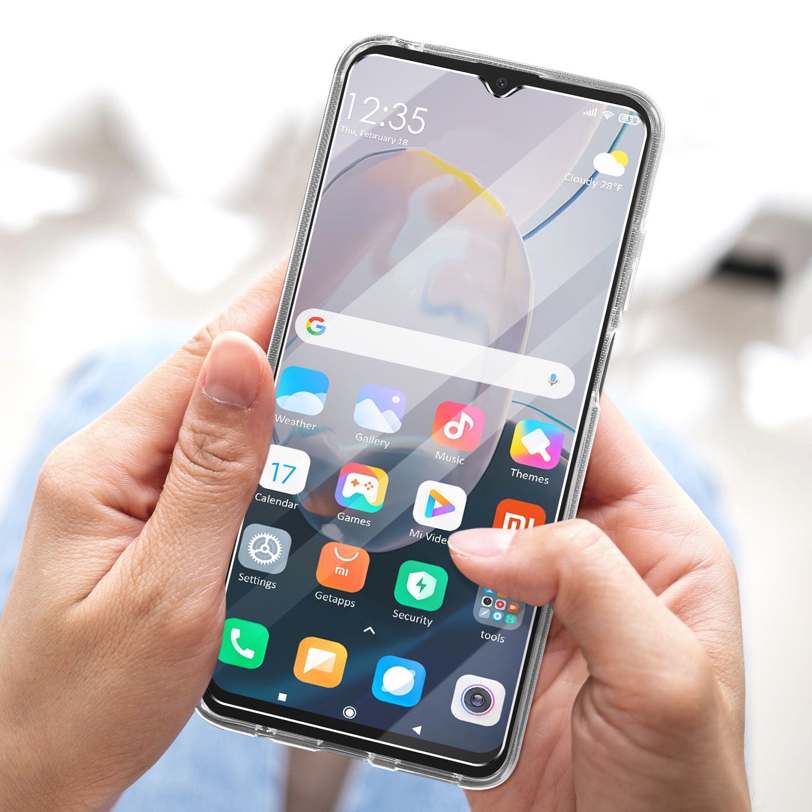 Hände halten ein Telefon mit klarer Hülle. Zeigt App-Symbole und einen Startbildschirm.