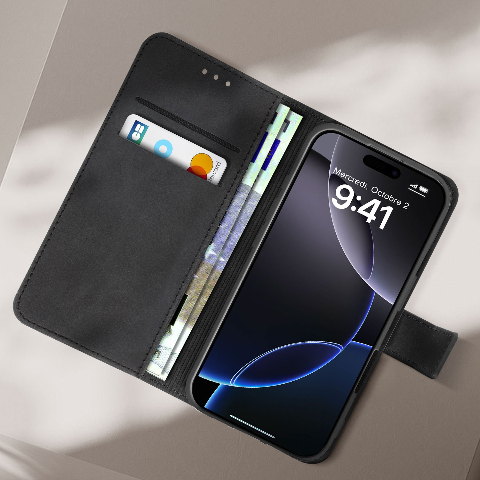 Custodia nera con telefono, denaro e carta di debito visibili.