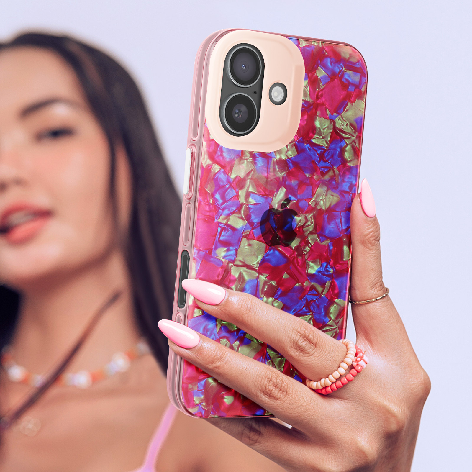 Donna che tiene il telefono con custodia colorata, selfie. La custodia ha un design rosa, blu, viola.