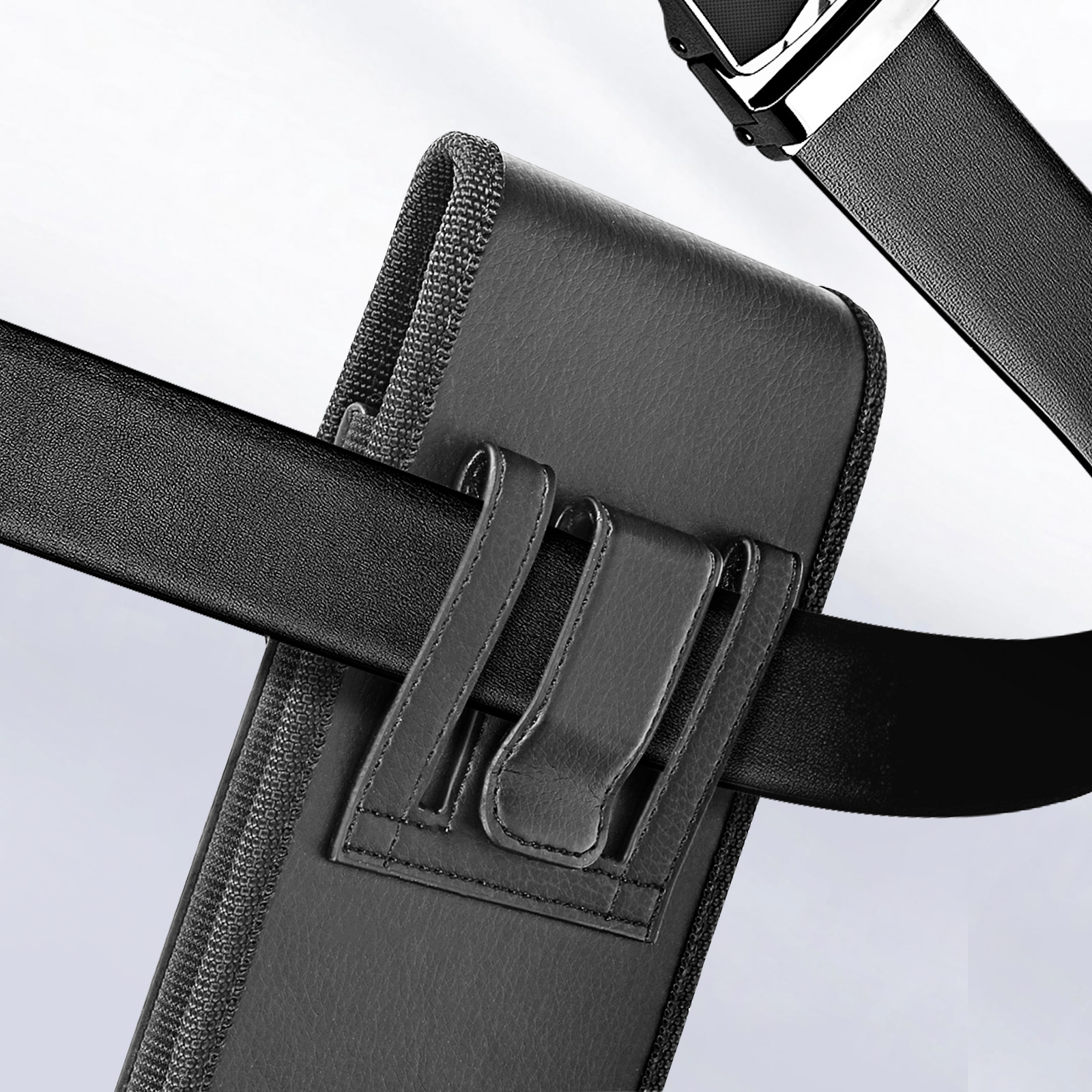 Schwarzer Telefonhalter an einem Gürtel. Der Halter ist aus Leder. Die Schnalle ist silber.