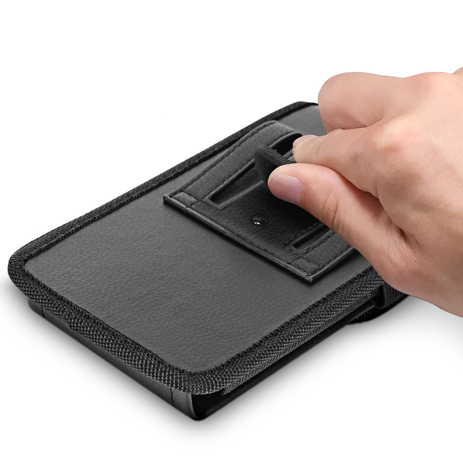 Eine Hand öffnet eine schwarze Handyhülle.