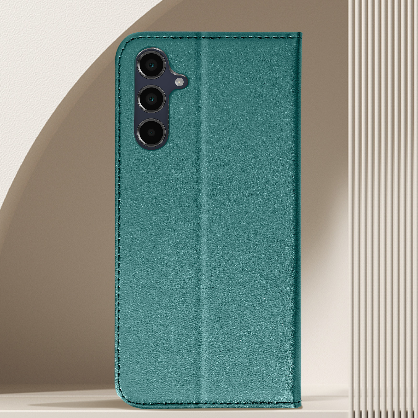 Una custodia per telefono verde acqua è aperta, rivelando un telefono con fotocamere.