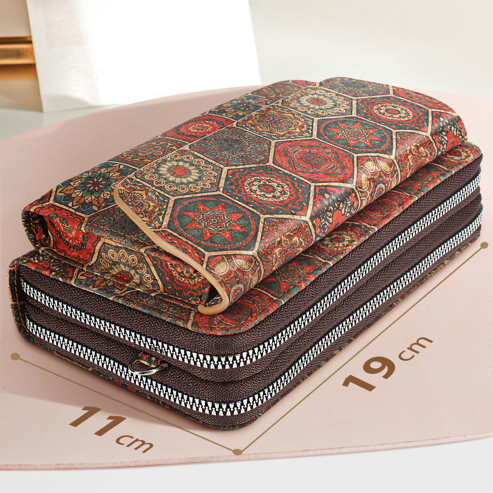 Zwei Korkbrieftaschen, gemustert, mit Abmessungen.