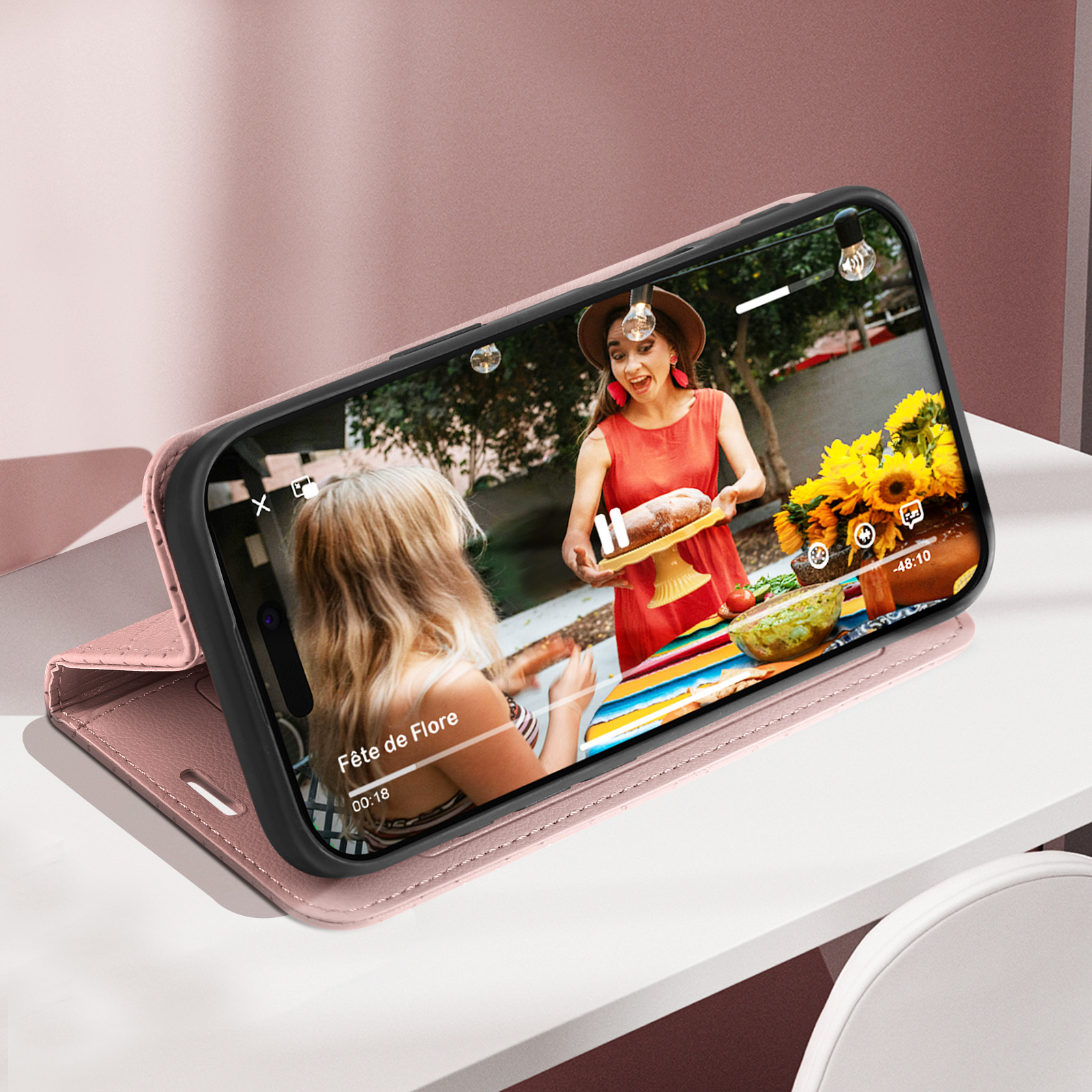 Telefono che mostra un video, all'interno di una custodia rosa.