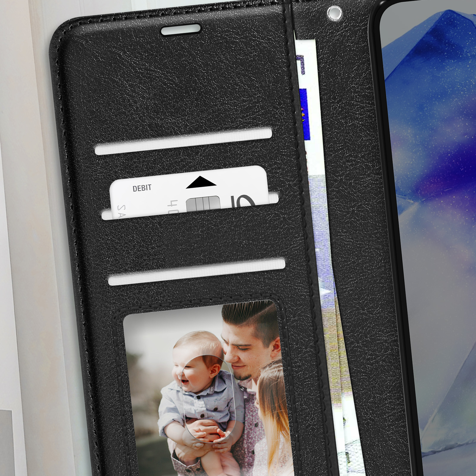 Schwarze Leder-Handyhülle offen, zeigt Karten, Geld und Familienfoto. Telefon rechts.