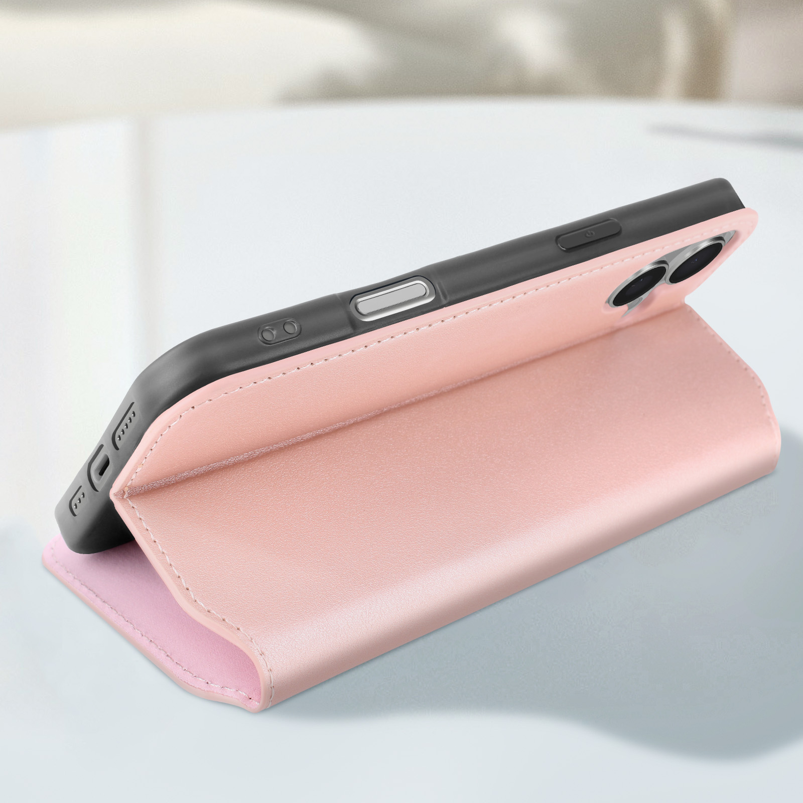 Telefono rosa in custodia a portafoglio rosa, parzialmente aperta.