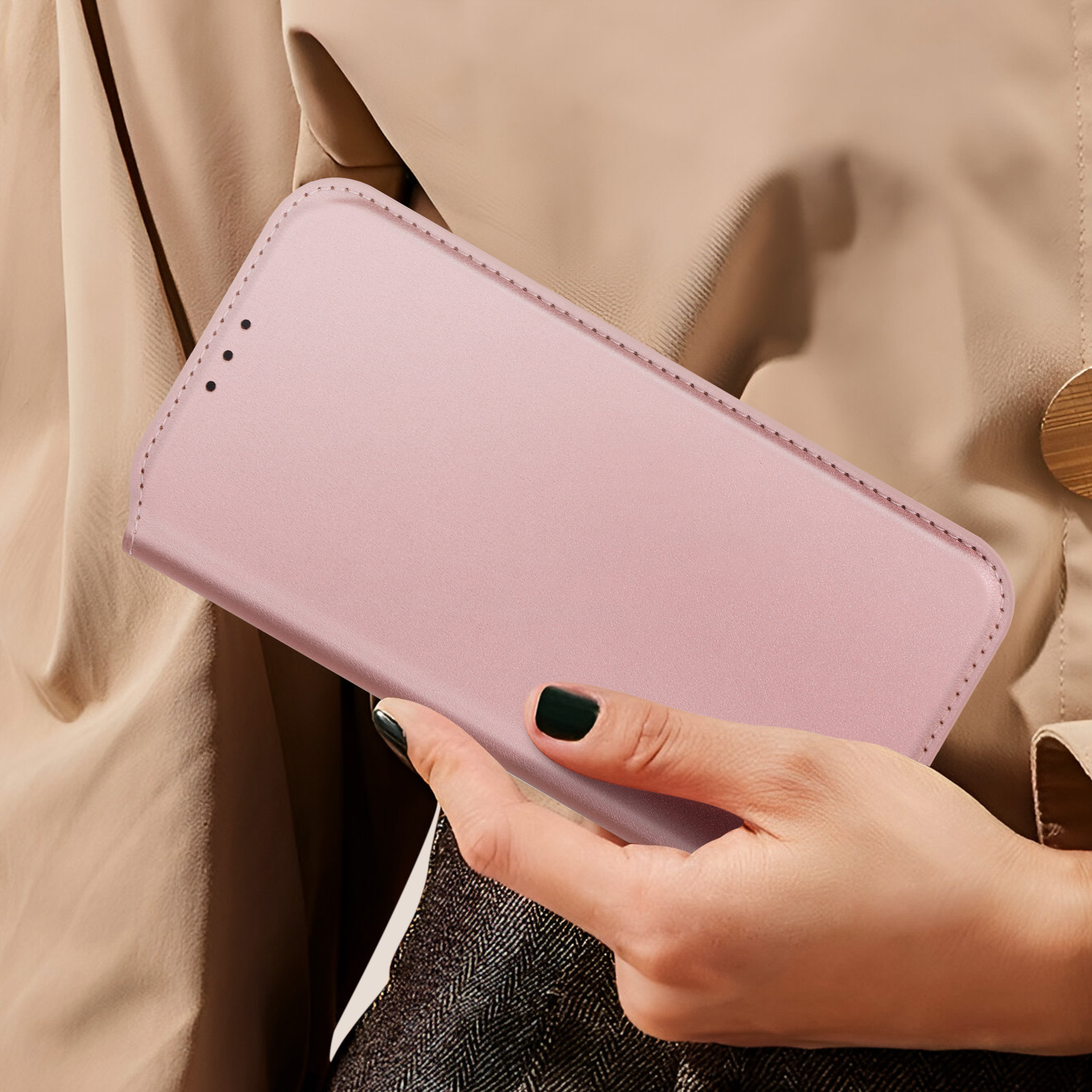 Mano di donna che tiene una custodia a portafoglio rosa.