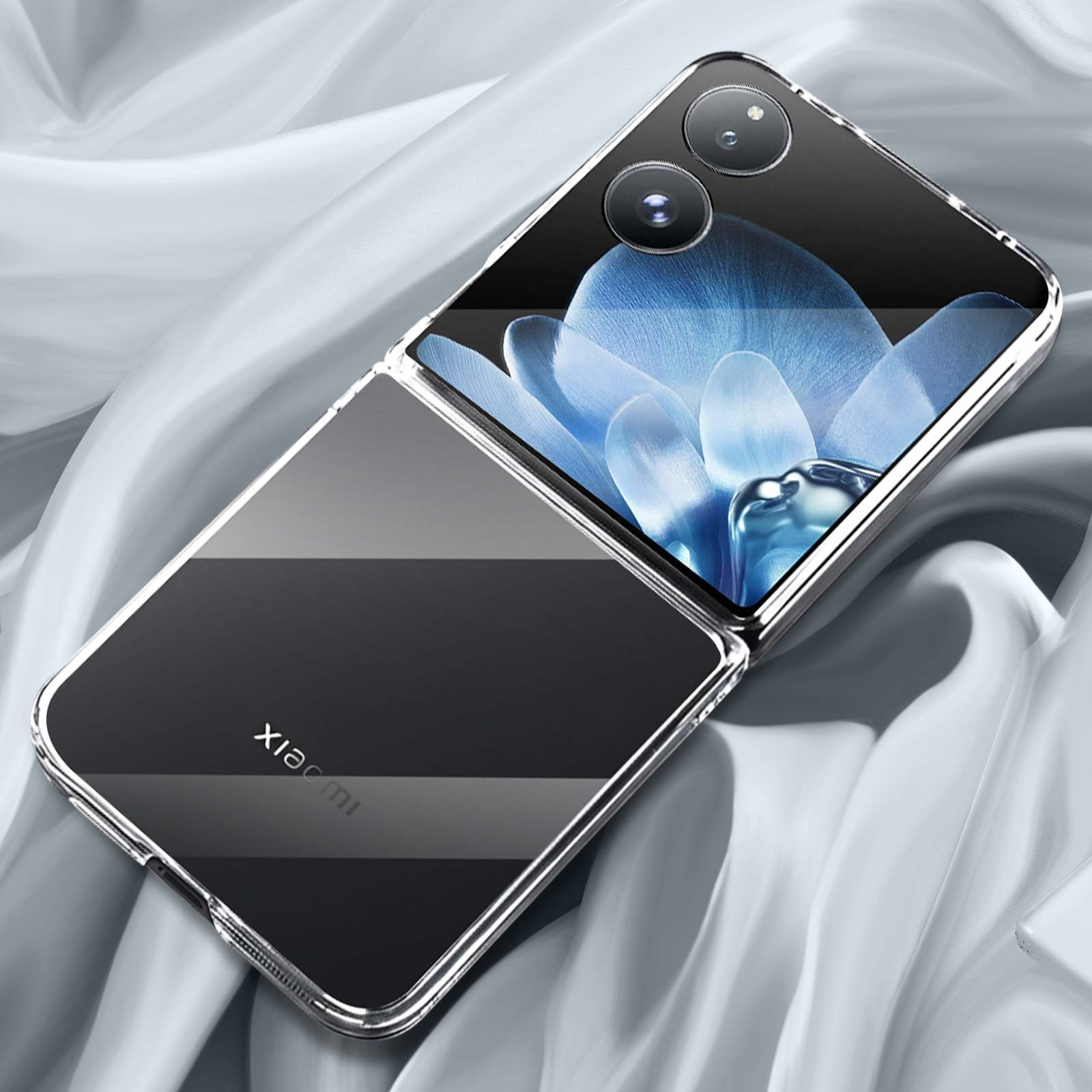 Uno smartphone argentato è aperto, mostrando uno schermo con un fiore. Il telefono è appoggiato su tessuto.