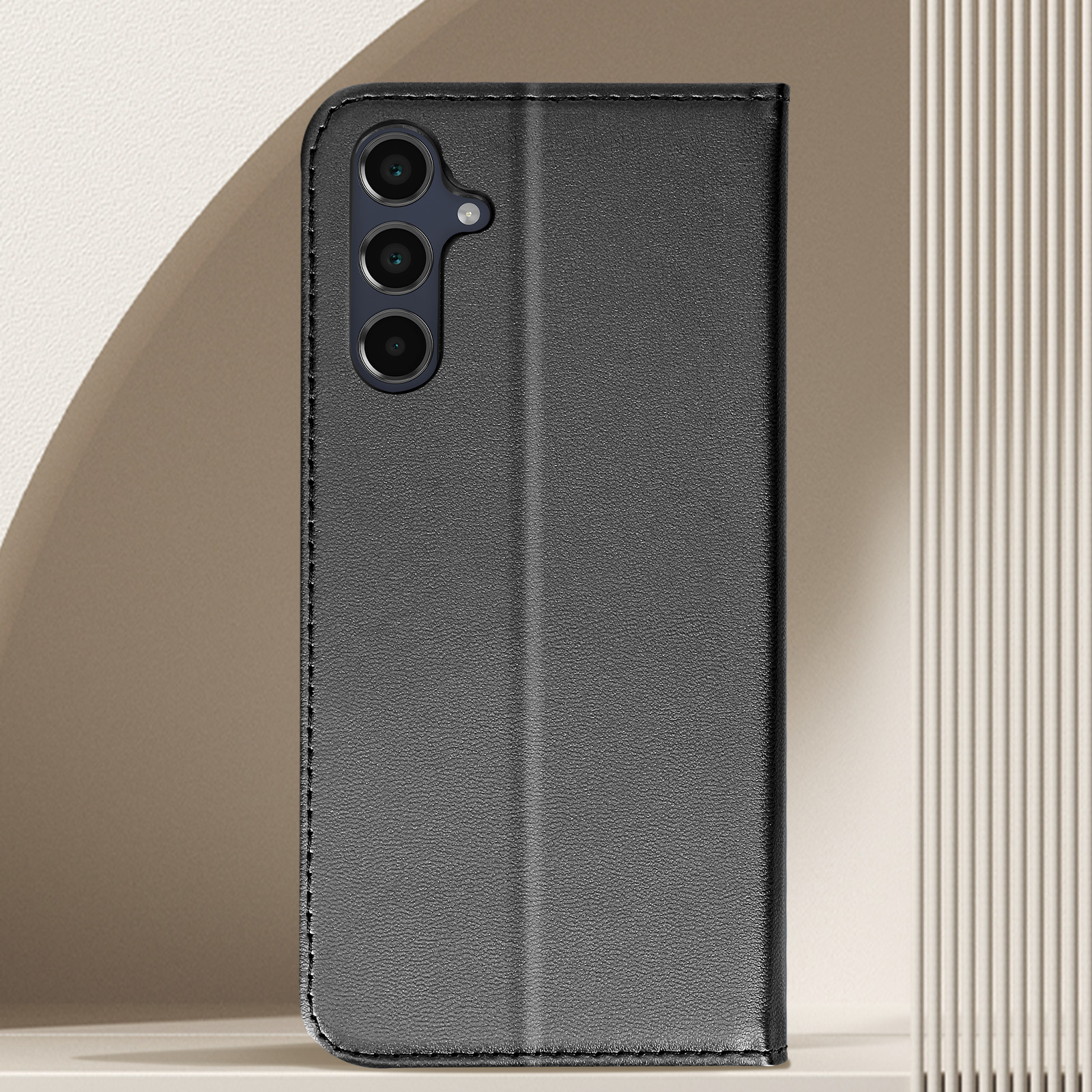 Custodia per telefono in pelle nera con cuciture, design piegato e modulo fotocamera.