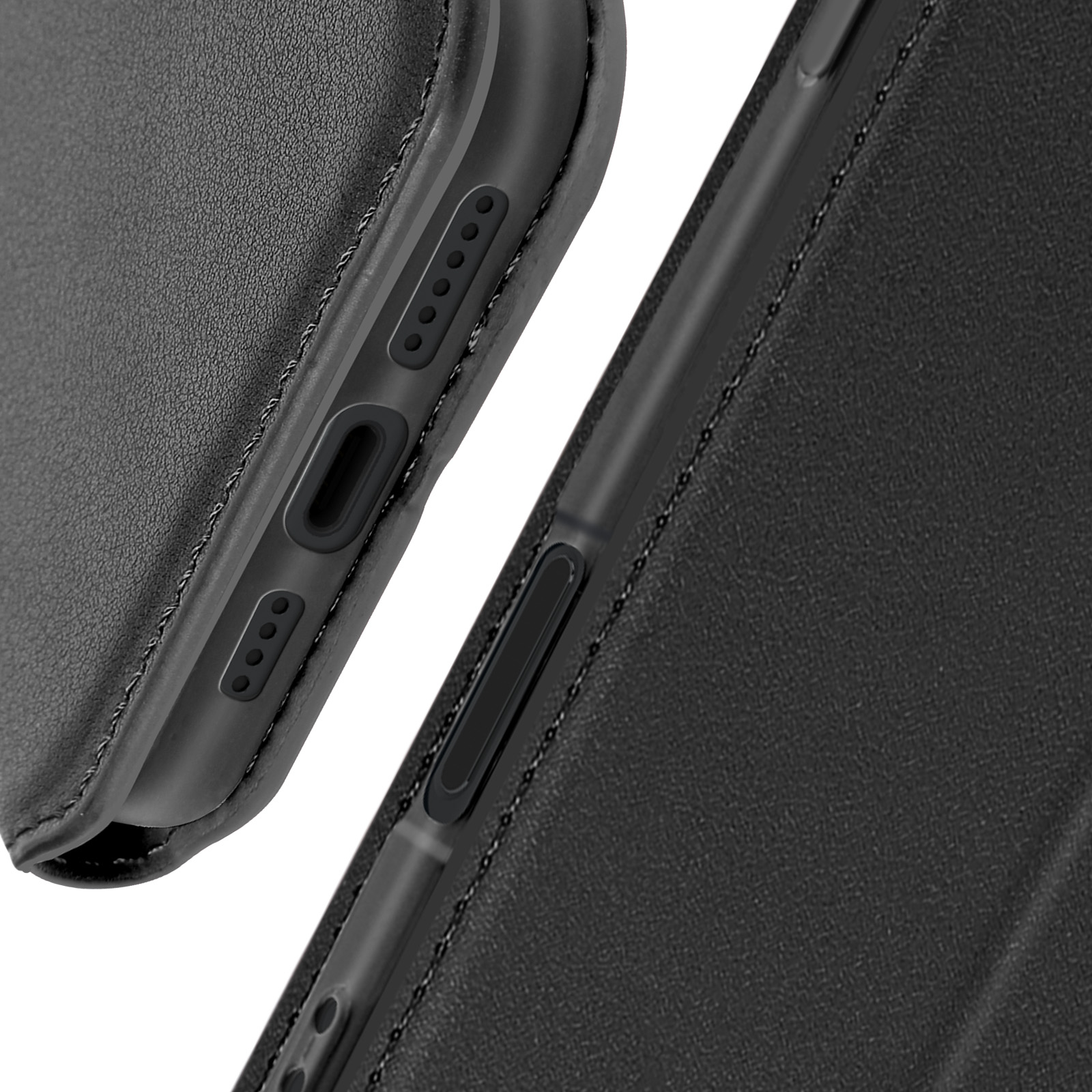 Primo piano di una custodia nera per telefono. La custodia mostra il lato con i pulsanti e le porte. Cuciture visibili.