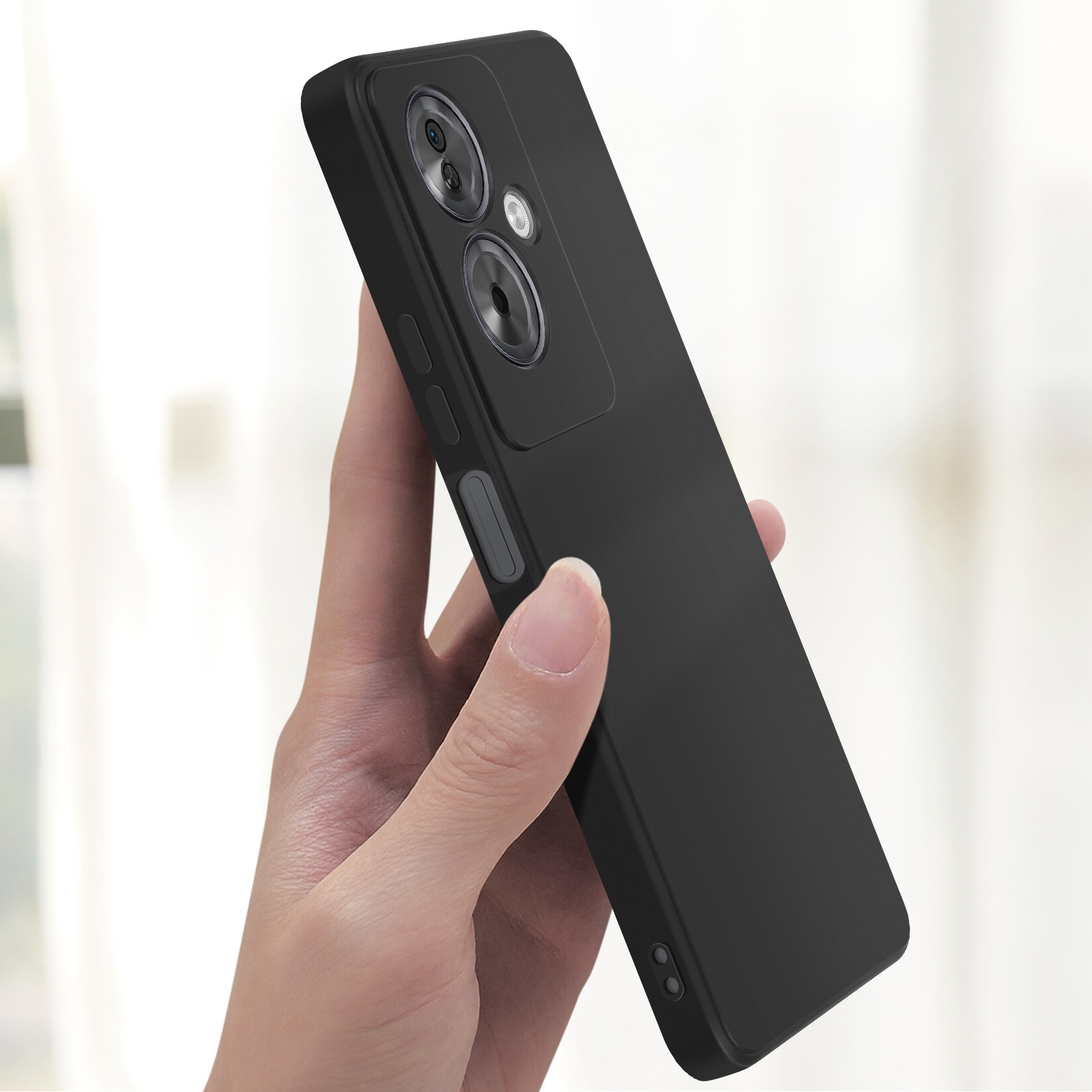 Mano che tiene un telefono nero. È visibile il retro del telefono con le lenti della fotocamera.