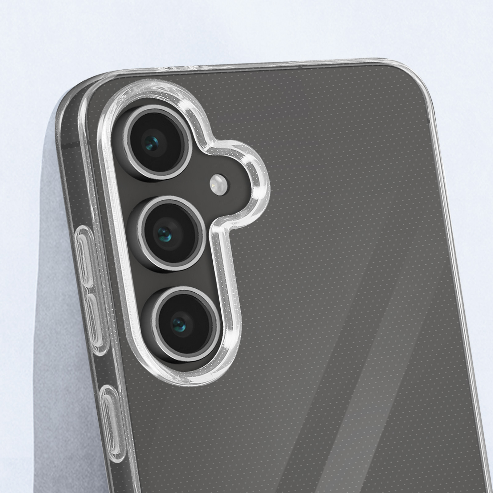 Primo piano di una custodia trasparente per telefono con ritaglio per una fotocamera a tre lenti. La custodia ha una texture puntinata.