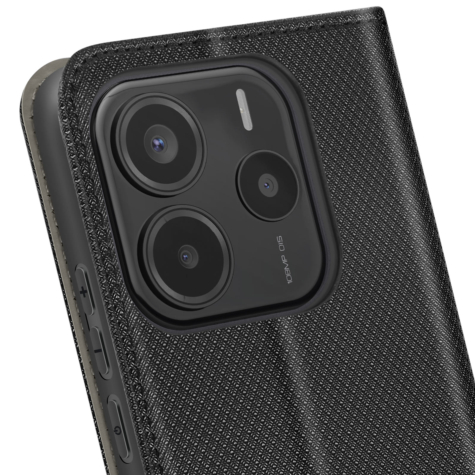 Primo piano di un telefono con custodia nera e fotocamera a tre lenti.