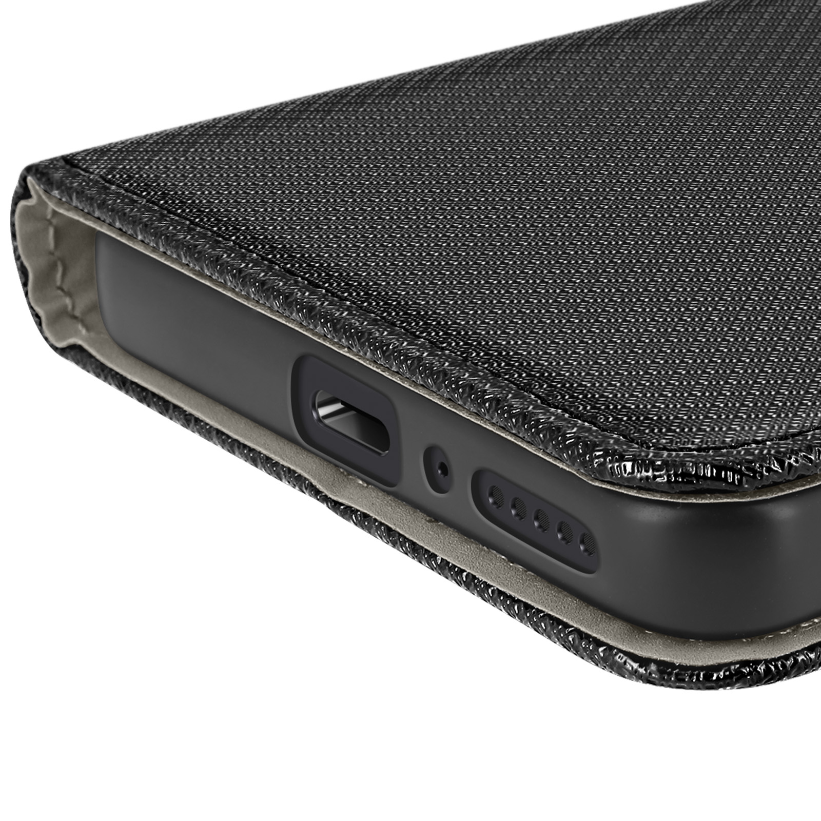 Primo piano di una custodia nera per telefono con texture e porte.