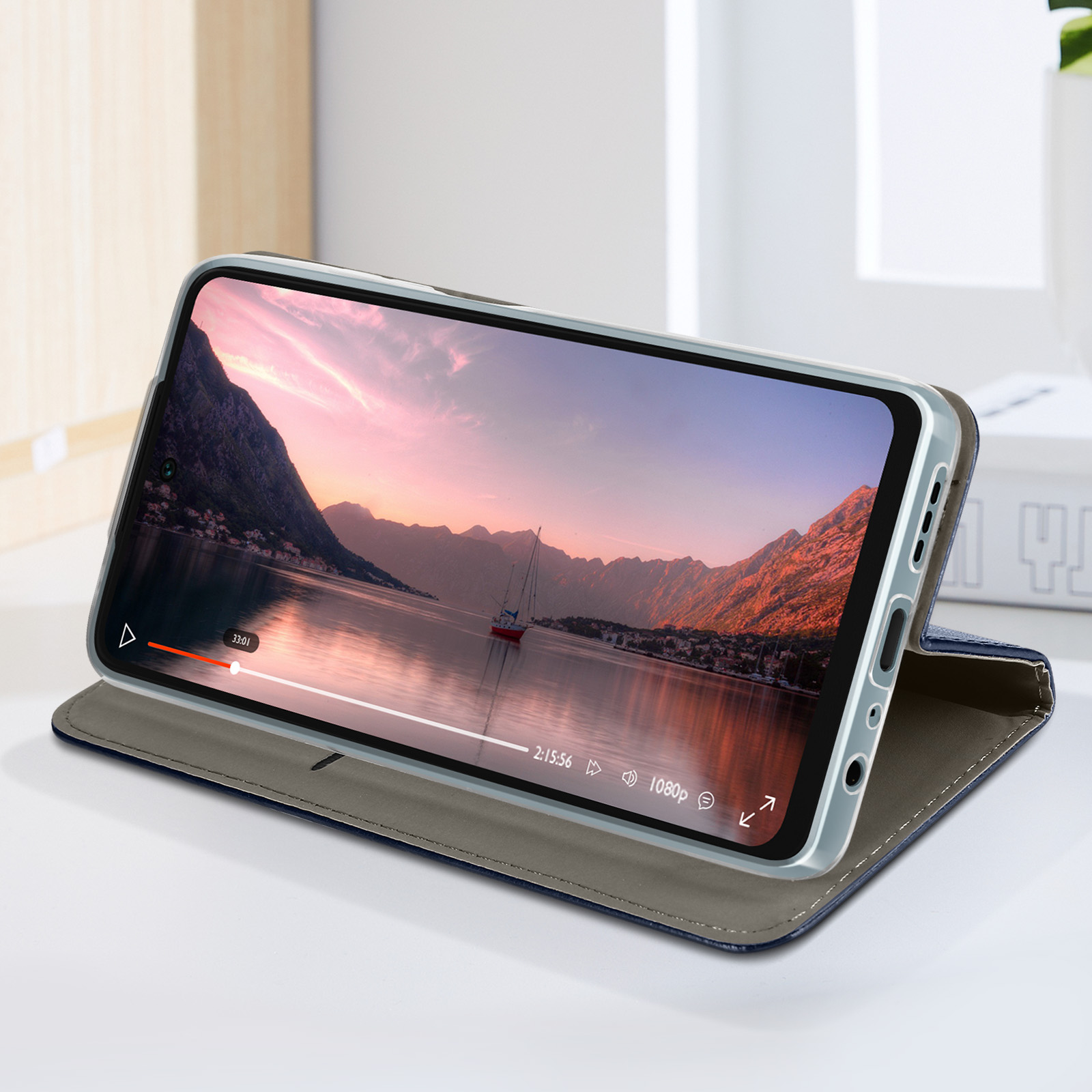 Un telefono in una custodia è angolato, mostrando un video in riproduzione. La custodia è in posizione di supporto.